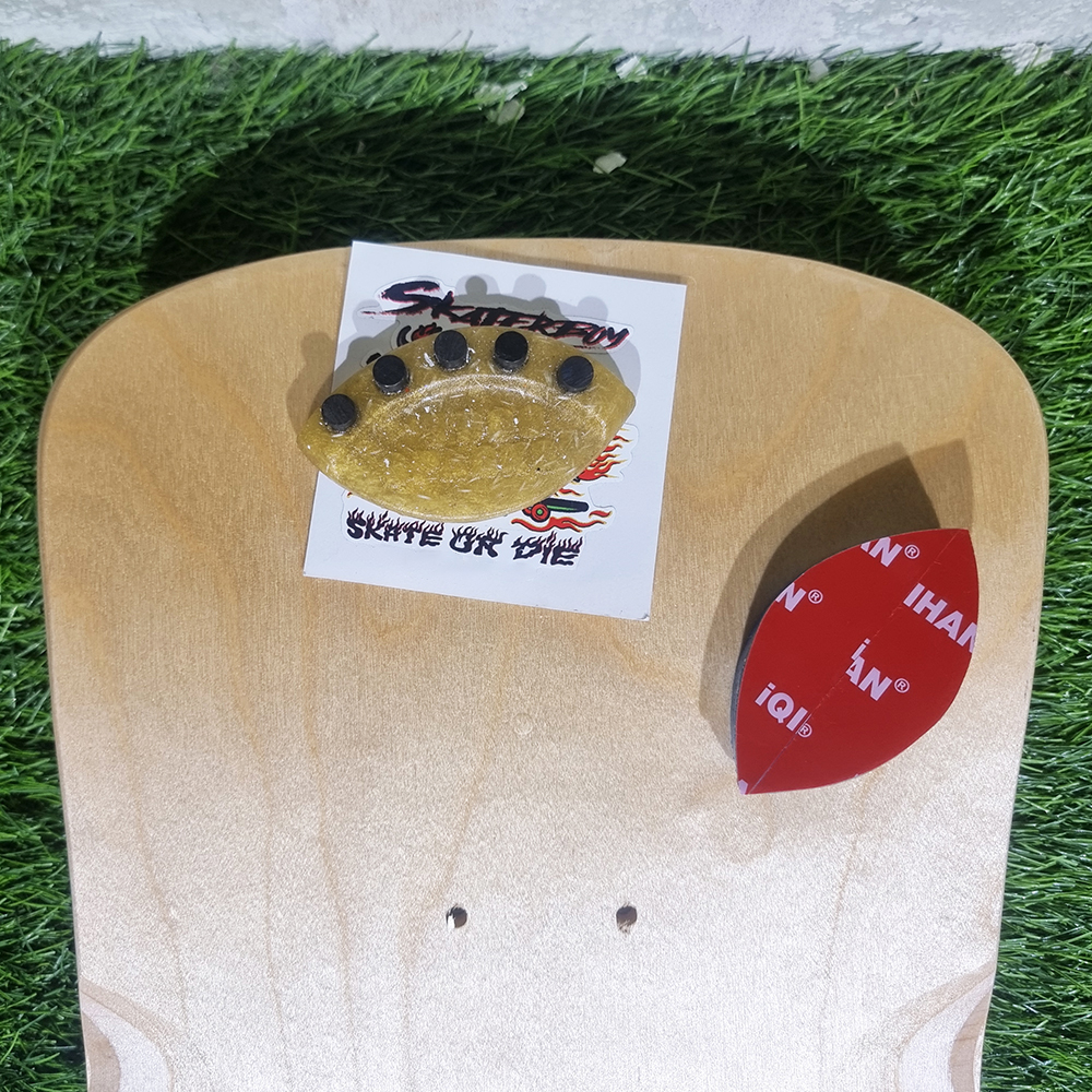 [0302] หินเบรกไฟลุก ติดแผ่นไม้สเก็ตบอร์ด ยกหน้าไม่มีหงาย ป้องกันบอร์ดเป็นรอย brake Tail guard