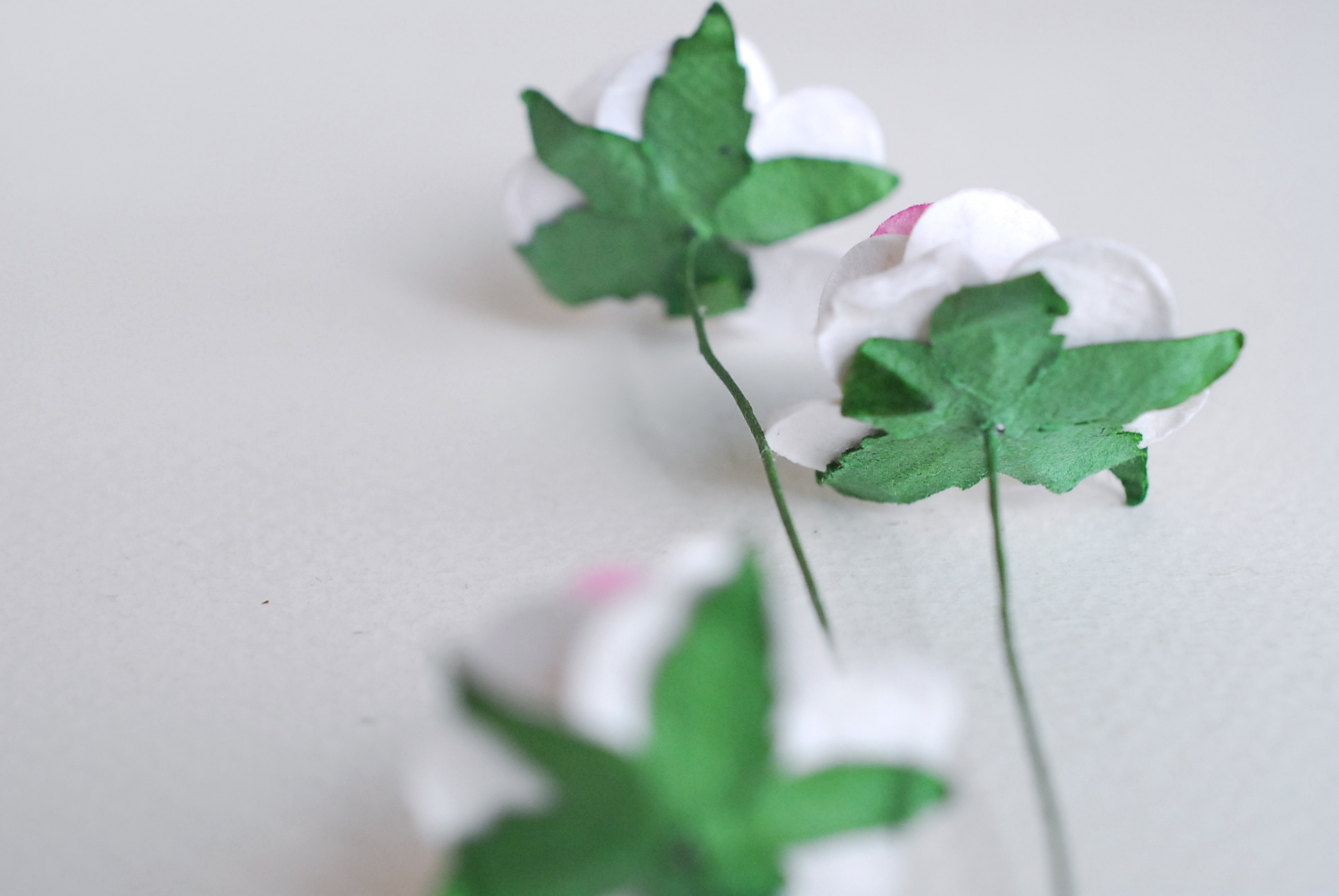 ดอกไม้กระดาษ ดอกไม้กระดาษสา ราคาส่ง,ดอกไม้กุหลาบกระดาษ ดอกกุหลาบกระดาษสา ดอกไม้ประดิษฐ์ สำหรับตกแต่ง หรืองานแต่งงาน ชมพูขาว 2 tone ขนาด 2.5 cm. จำนวน 50 ดอก