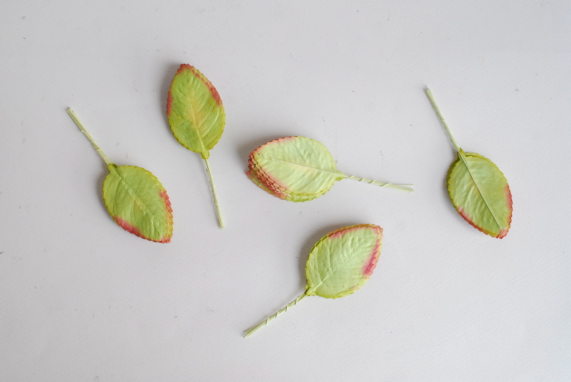 ใบไม้กระดาษ ใบไม้กระดาษสา ราคาส่ง,ใบไม่้กุหลาบกระดาษ สำหรับดอกกุหลาบกระดาษสา ใบไม้ประดิษฐ์ สำหรับตกแต่ง หรืองานแต่งงาน สีเขียวปัดแดง ขนาด6x4.5 cm. จำนวน 50 ใบ