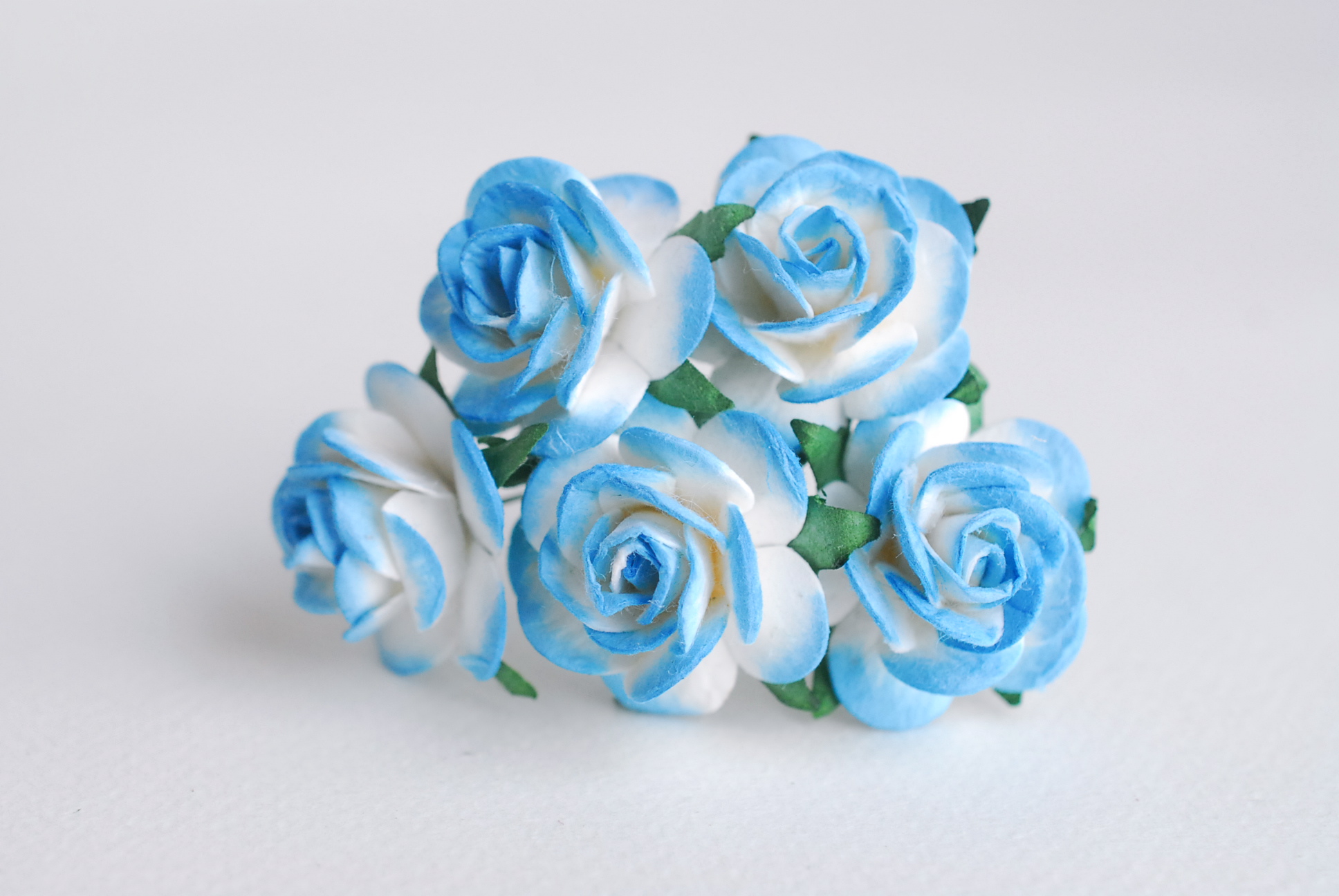 ดอกไม้กระดาษสา ดอกกุหลาบกระดาษ ดอกไม้กุหลาบกระดาษ ราคาส่ง, ดอกกุหลาบกระดาษสา ดอกไม้ประดิษฐ์ สำหรับตกแต่ง หรืองานแต่งงาน สีฟ้าปัดขาว ขนาด 2.5 cm. จำนวน 50 ดอก paper flowers supplies DIY wedding flowers, mini roses paper size 2.5 cm. blue sky brush color.