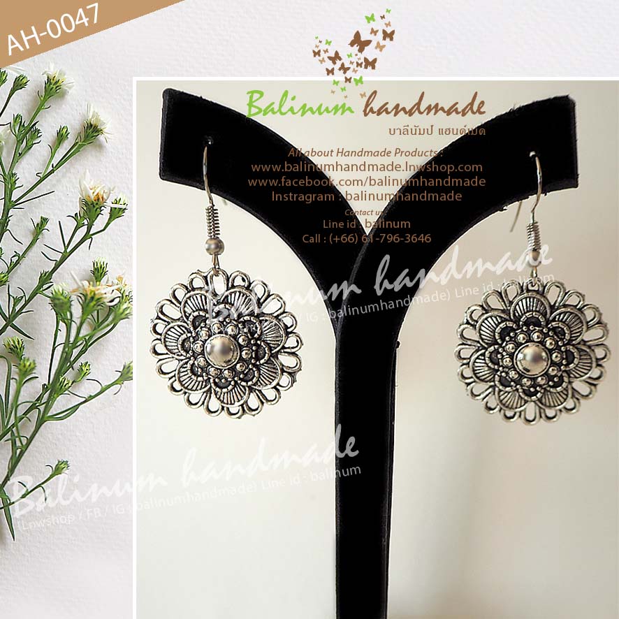 Flower Silver Bohemian Earring in Vintage Style ต่างหูเงิน รูปดอกไม้ สไตล์วินเทจโบฮีเมียน สามารถแมทซ์กับผ้าซิ่น ผ้าไทย ชุดเมือง ชุดล้านนา หรือกับเสื้อผ้ายีนส์ ก็ดูเก๋ดีค่ะ เงิน (Silver)