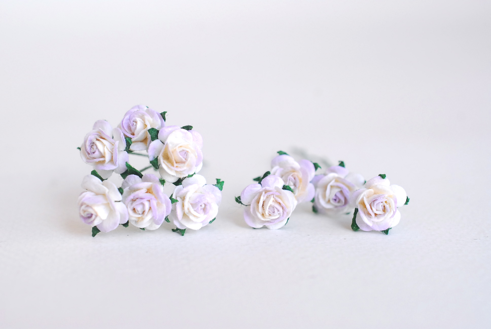 ดอกไม้กระดาษสา ดอกกุหลาบกระดาษ สำหรับตกแต่งของชำร่วย ดอกกุหลาบ ดอกกุหลาบสีแดง กระดาษสา สีม่วงอ่อนปัดขาวขนาด 1 cm. จำนวน 100 ดอก/1 ถุง