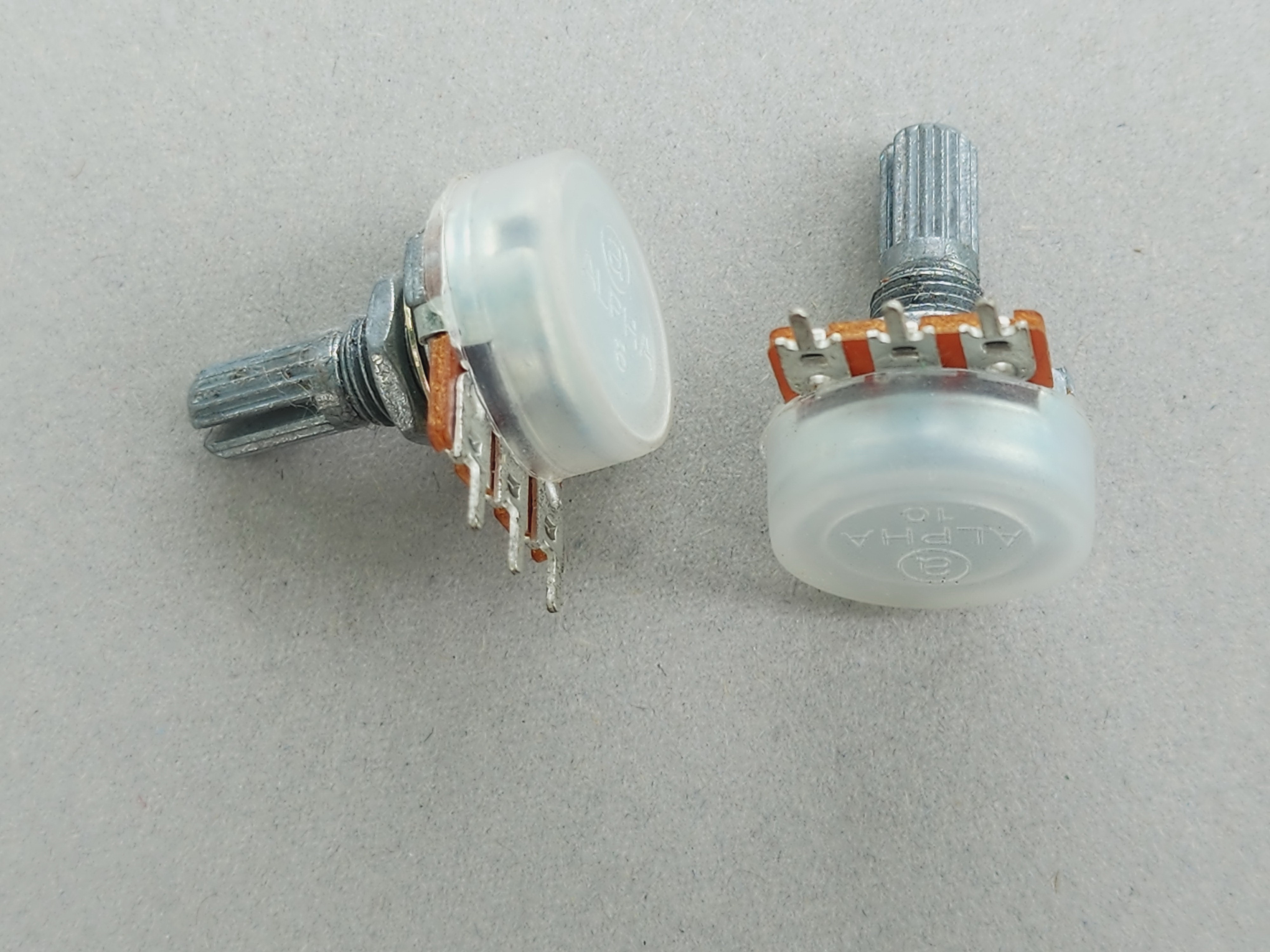 รูปตัวต้านทานปรับค่าได้ 3 ขา และ สัญลักษณ์ตัวต้านทานปรับค่าได้ 3 ขา