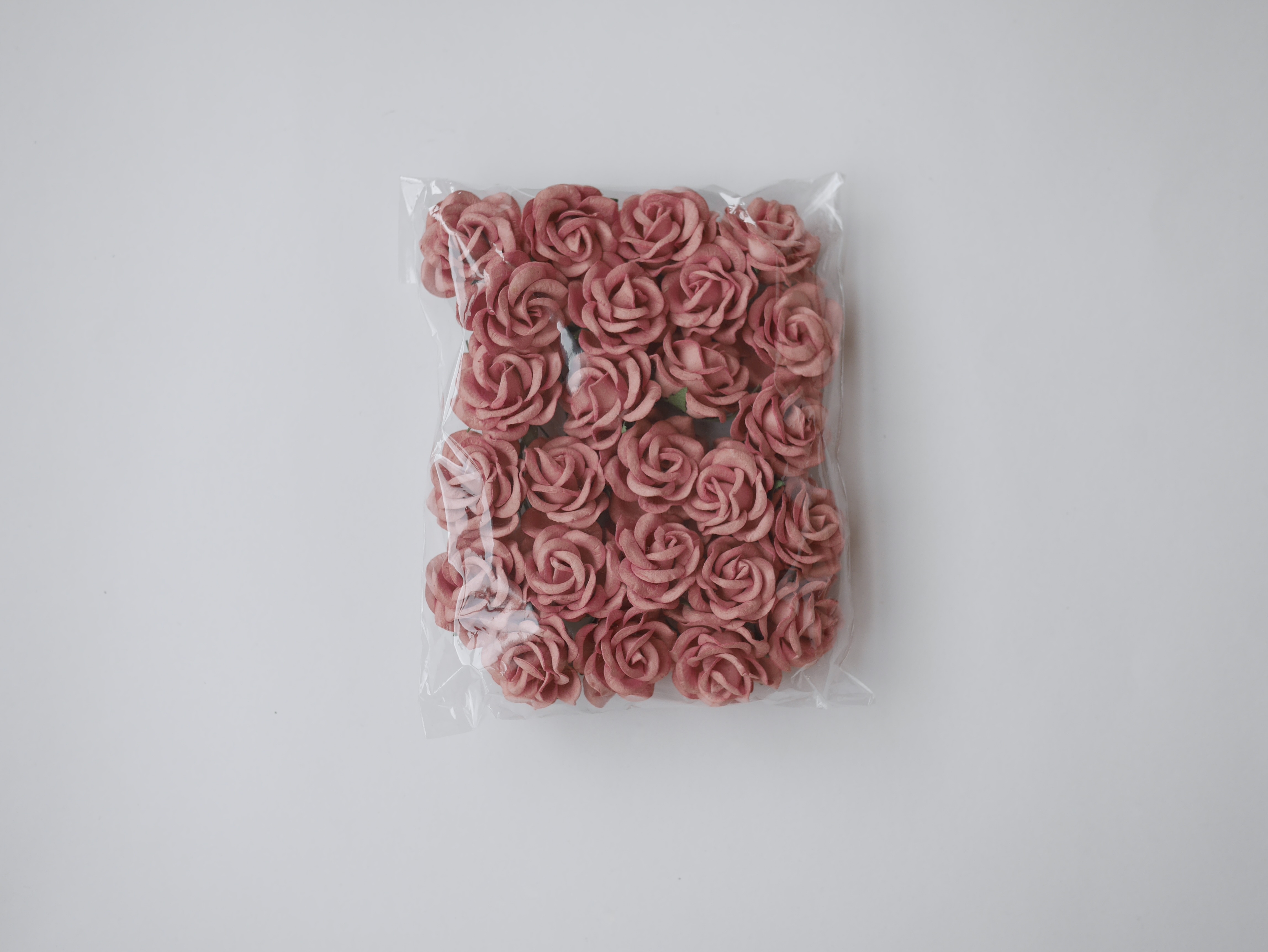 ดอกไม้กระดาษสา ดอกกุหลาบกระดาษสา ดอกไม้กุหลาบ กลีบโค้ง ดอกไม้ประดิษฐ์ สำหรับตกแต่ง หรืองานแต่งงาน สีโบตั๋น ชมพูหม่น ขนาด 3.5 cm. จำนวน 25 ดอก Paper flowers, handmade flowers, small roses paper size 3.5 cm. 25 pieces, coral color.