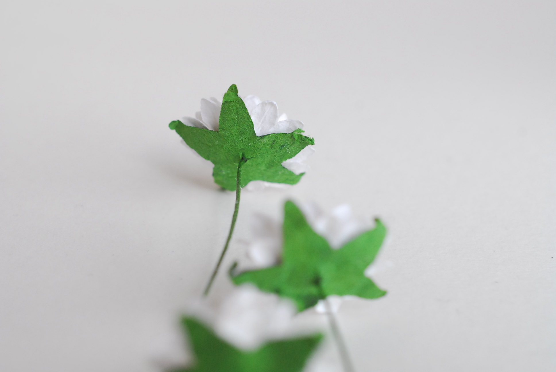 ดอกทานตะวันกระดาษ ดอกไม้กระดาษสา ดอกไม้ประดิษฐ์จากกระดาษสา ดอกทานตะวัน ดอกไม้กระดาษสาขายส่ง ดอกไม้ประดิษฐ์ ดอกไม้ทำข้อมือเพื่อนเจ้าสาว ขนาด 1.5 cm. จำนวน 50 ดอก สีเหลือง Paper Flower, Sun Flowers, white color, size 1.5 cm 50 pieces, yellow pollen.