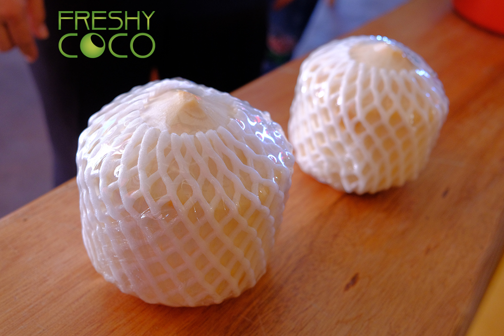 มะพร้าวน้ำหอม แบบควั่นขาว White semi-husked fresh young coconut (Diamond shape)