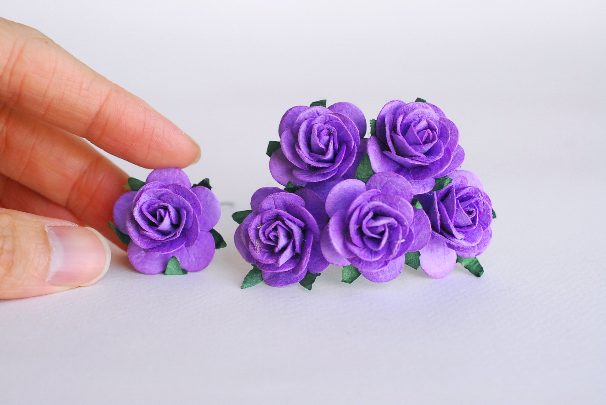 ดอกไม้กระดาษ ดอกไม้กระดาษสา ราคาส่ง,ดอกไม้กุหลาบกระดาษ ดอกกุหลาบกระดาษสา ดอกไม้ประดิษฐ์ สำหรับตกแต่ง หรืองานแต่งงาน สีม่วง ขนาด 2.5 cm. จำนวน 50 ดอก