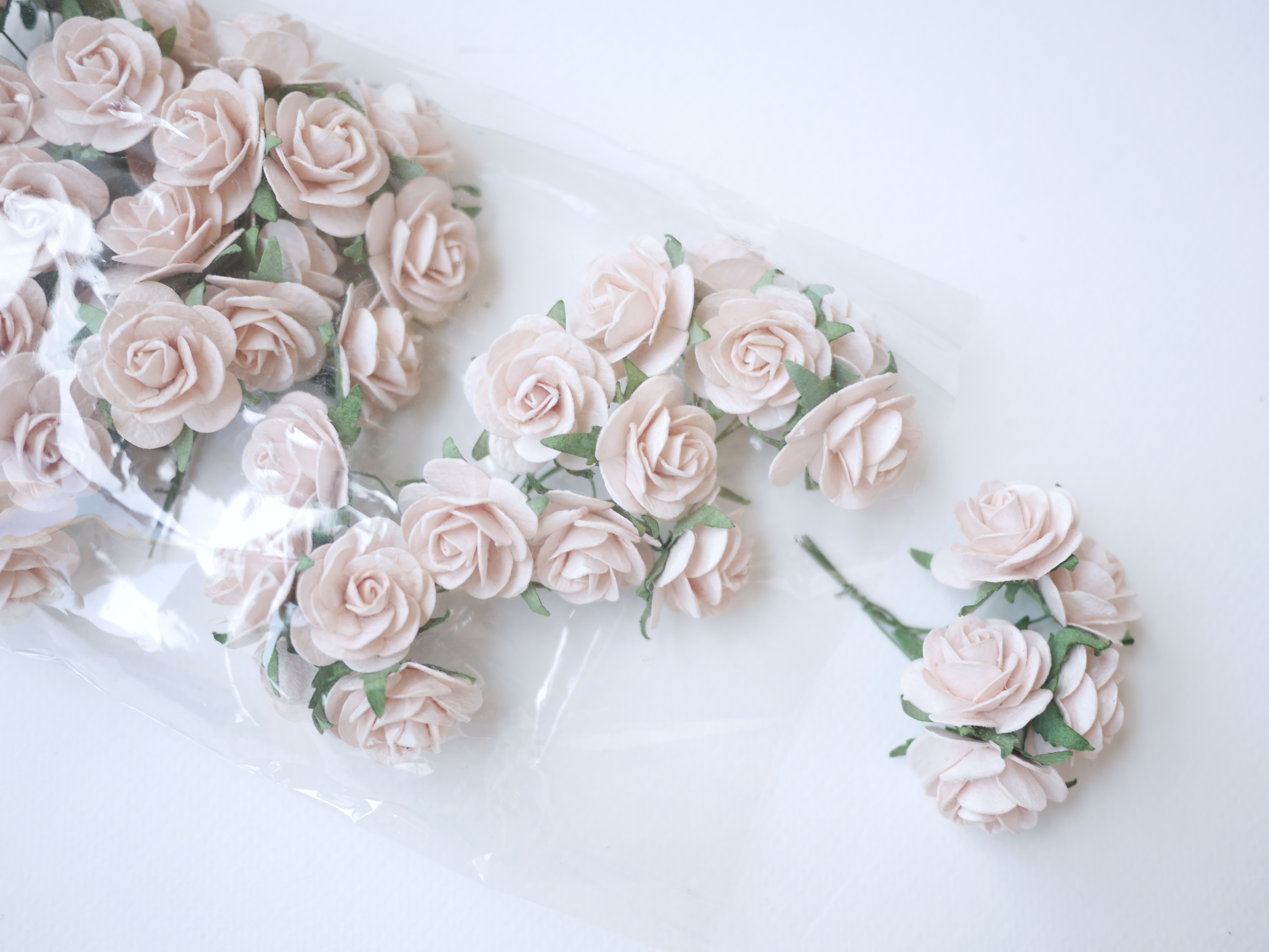 ดอกไม้กระดาษ ดอกไม้กระดาษสา ราคาส่ง,ดอกไม้กุหลาบกระดาษ ดอกกุหลาบกระดาษสา ดอกไม้ประดิษฐ์ สำหรับตกแต่ง หรืองานแต่งงาน สีpeachอ่อน (สีชมพูพีชอ่อน)ขนาด 2.5 cm. จำนวน 50 ดอก