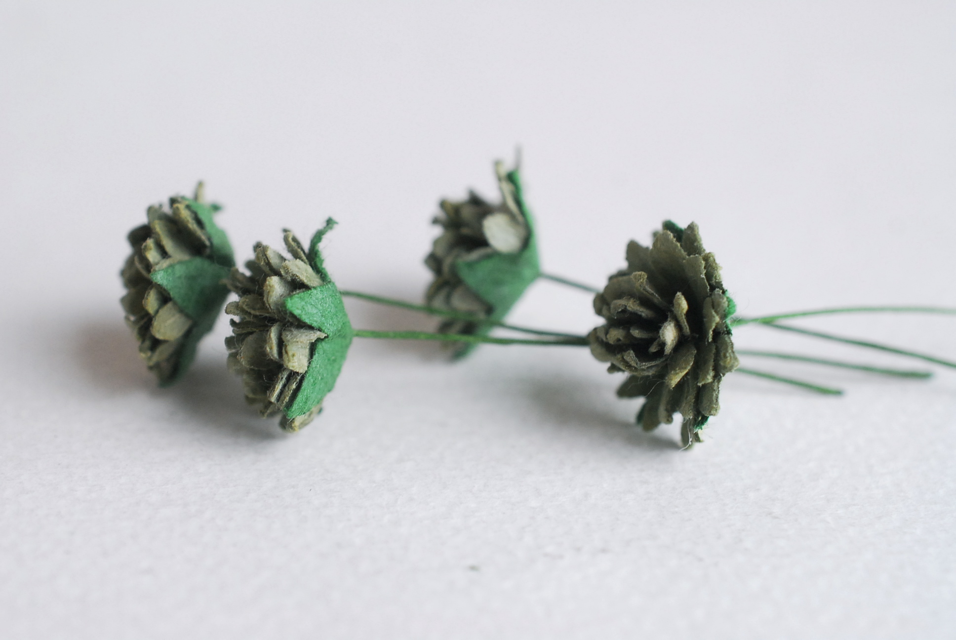 ดอกไม้ประดิษฐ์, ดอกไม้กระดาษสา, ดอก gypsophila, ดอกยิปโซ งานประดิษฐ์ตกแต่งของชำร่วย, ดอกไม้ทำพานพุ่ม,พานพวงมาลัย, พานรับไหว้, ขนาด 1.5 cm. สีเขียวตุ่น