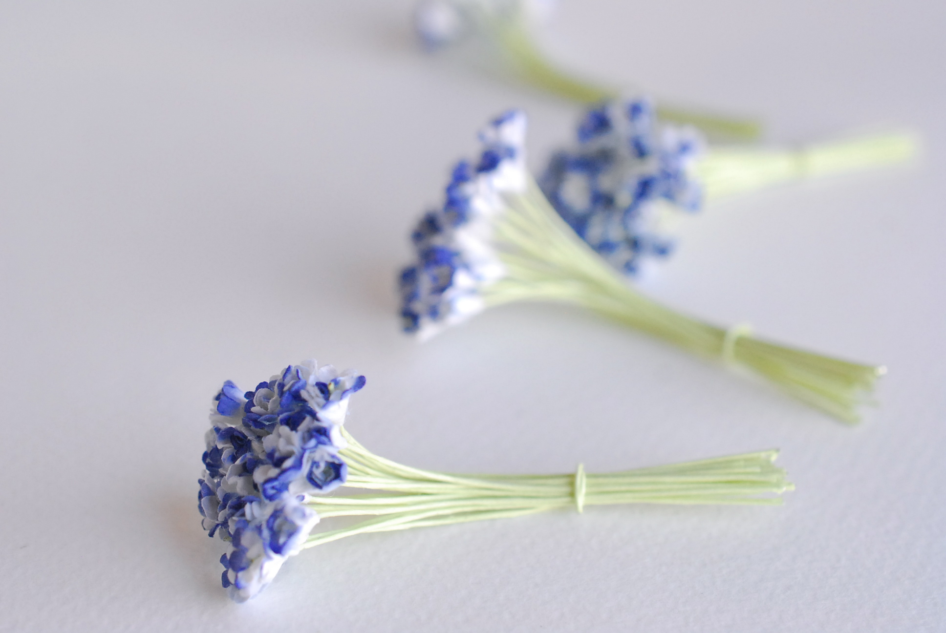 ดอกไม้ประดิษฐ์, ดอกไม้กระดาษสา, ดอก gypsophila, ดอกยิปโซ งานประดิษฐ์ตกแต่งของชำร่วย, ดอกไม้ทำพานพุ่ม, พานรับไหว้, ขนาด 0.4 cm. สีน้ำเงินปัดขาว