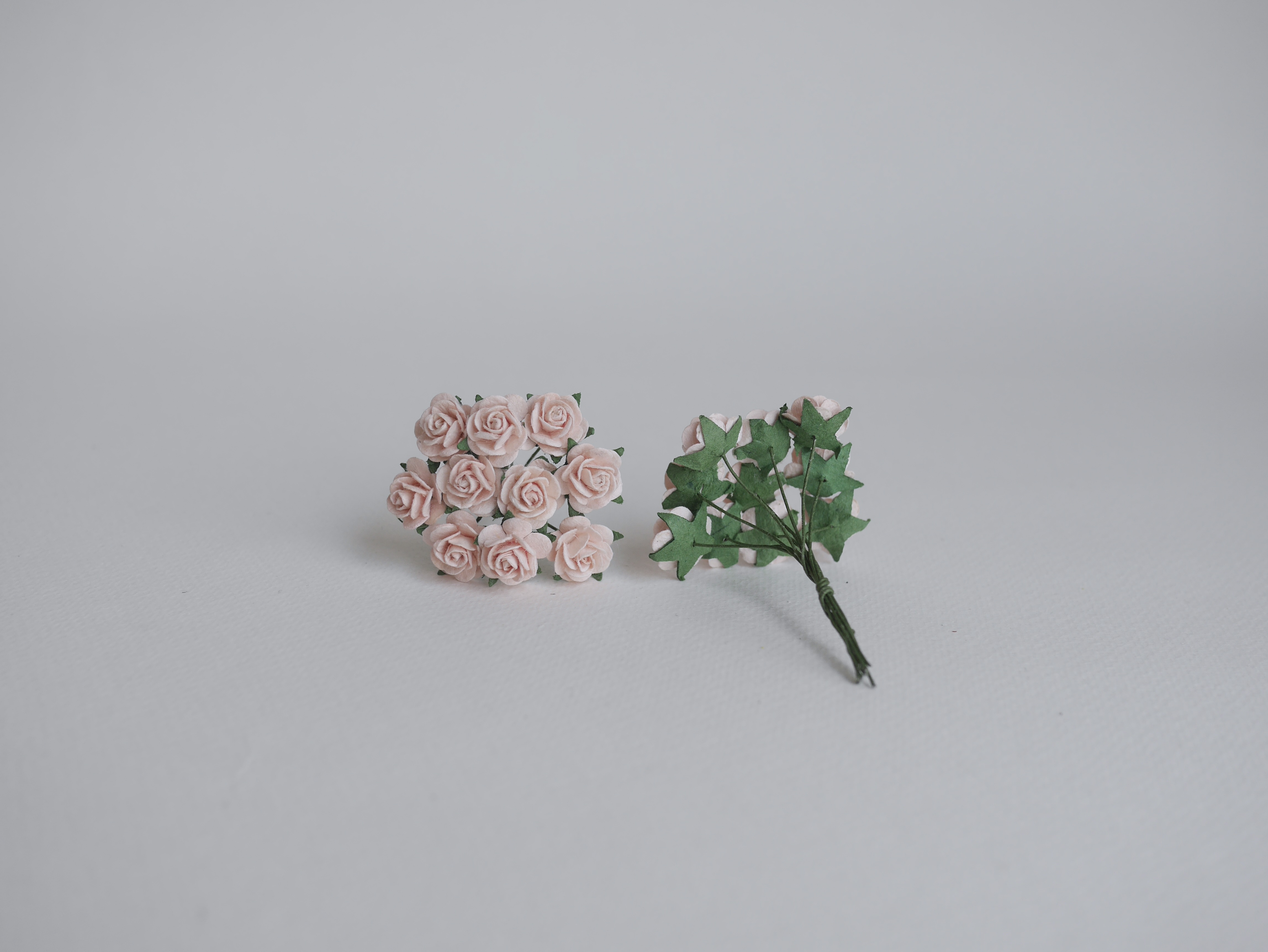 ดอกไม้กุหลาบกระดาษ ดอกไม้กระดาษสา, ดอกกุหลาบจิ๋ว, ดอกไม้กระดาษสาขายส่ง สีชมพูพีชอ่อนขนาด 1.5 cm. จำนวน 100 ดอก Paper Flowers size 1.5 cm., mini roses pale peach pink color, 100 pcs.