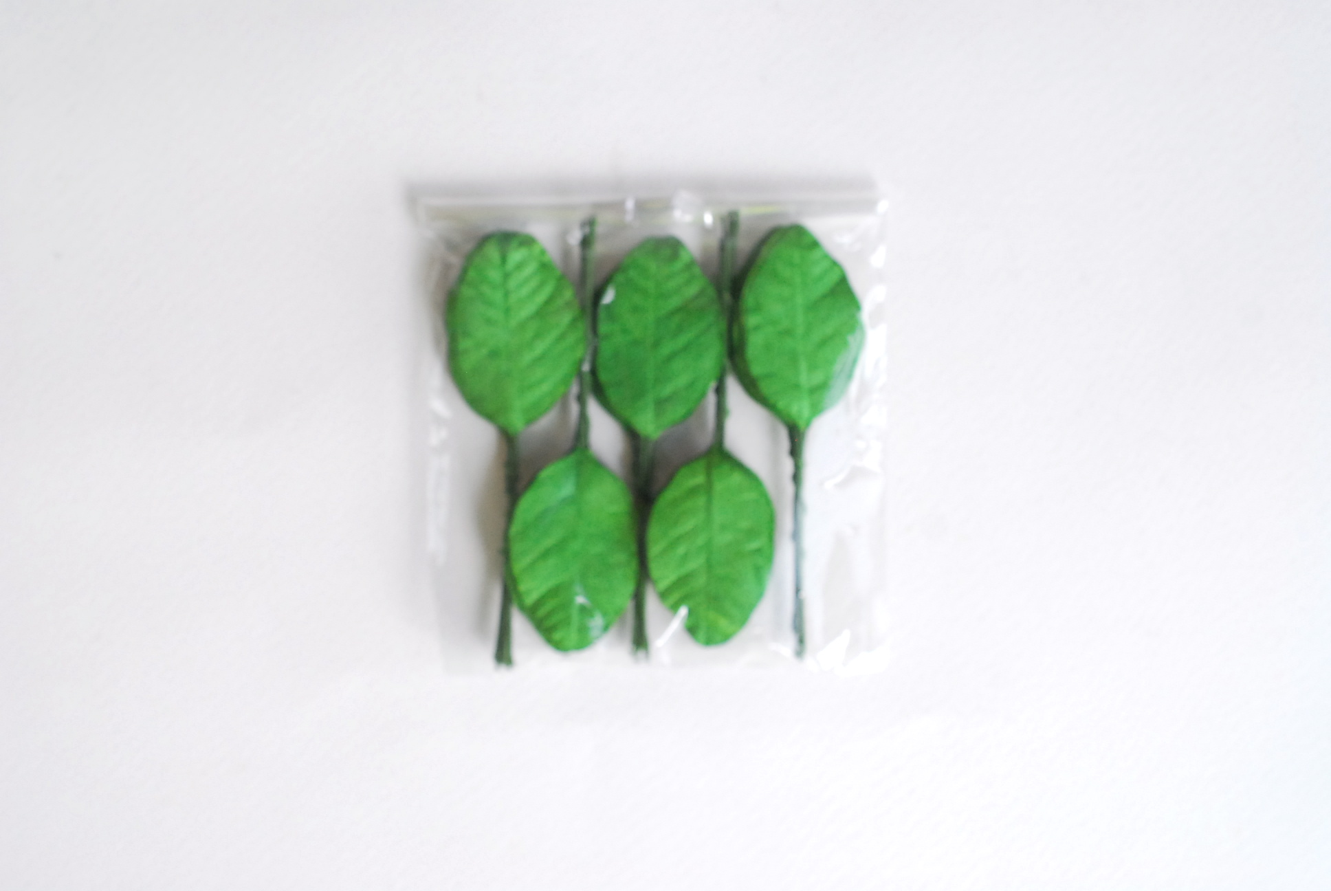 ใบไม้กระดาษ ใบไม้กระดาษสา ราคาส่ง,ใบไม่้กุหลาบกระดาษ สำหรับดอกมะลิกระดาษสา ใบไม้ประดิษฐ์ สำหรับตกแต่ง หรืองานแต่งงาน สีเขียวกลาง ขนาด 3.5x2.5 cm. จำนวน 50 ใบ