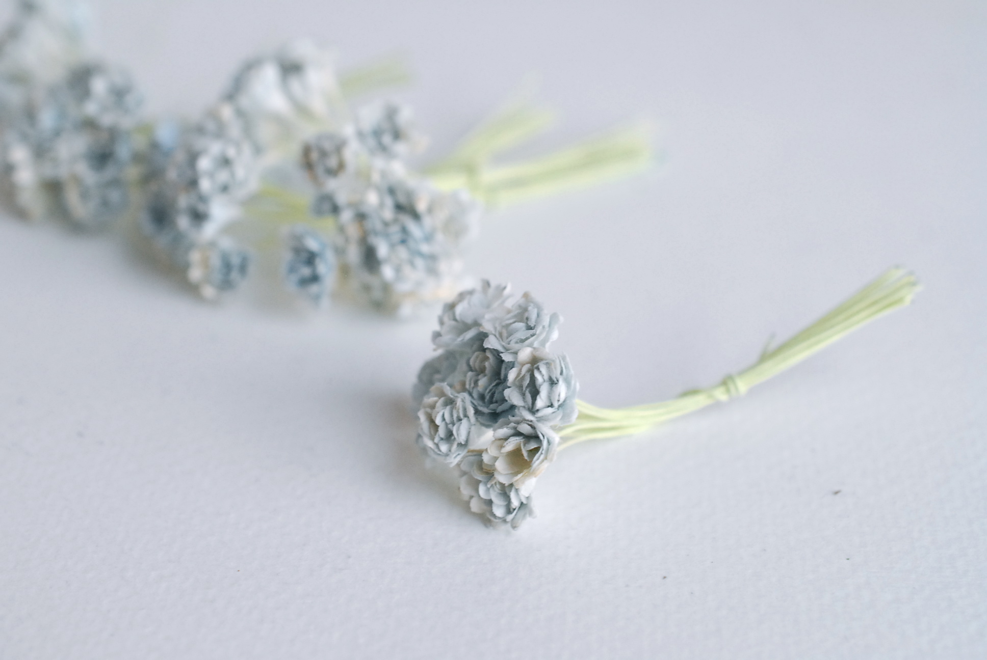 ดอกไม้ประดิษฐ์, ดอกไม้กระดาษสา, ดอก gypsophila, ดอกยิปโซ งานประดิษฐ์ตกแต่งของชำร่วย, ดอกไม้ทำพานพุ่ม, พานรับไหว้, ขนาด 1 cm. สีฟ้าตุ่นปัด