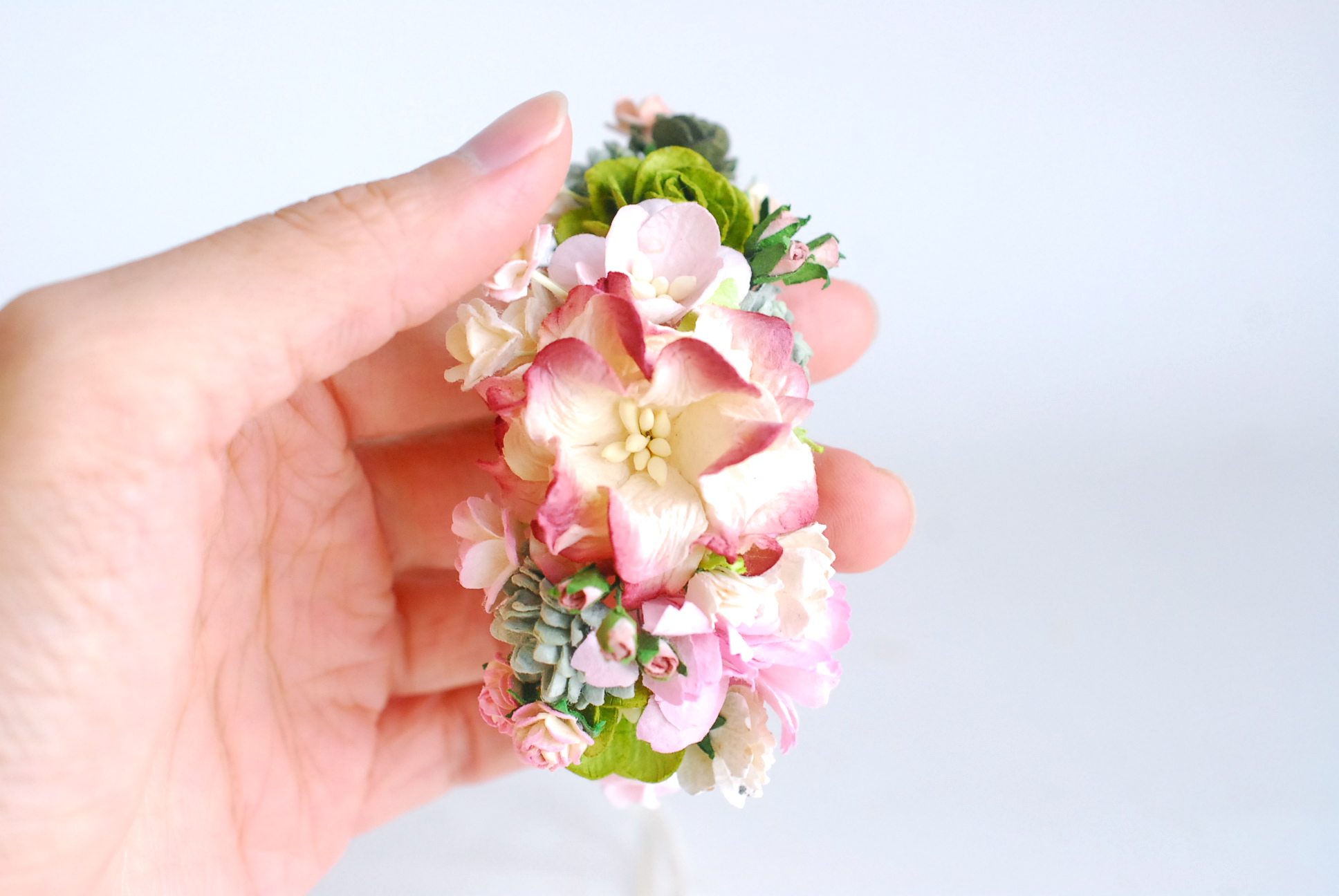 อมือเพื่อนเจ้าสาว งานแต่งงาน งานประดิษฐ์ DIY สีแดง burgandy ชมพู เขียว ivory ดอกกุหลาบกระดาษสา และดอกไม้กระดาษสาขนาดเล็ก Handmade corsages 1 ชิ้น