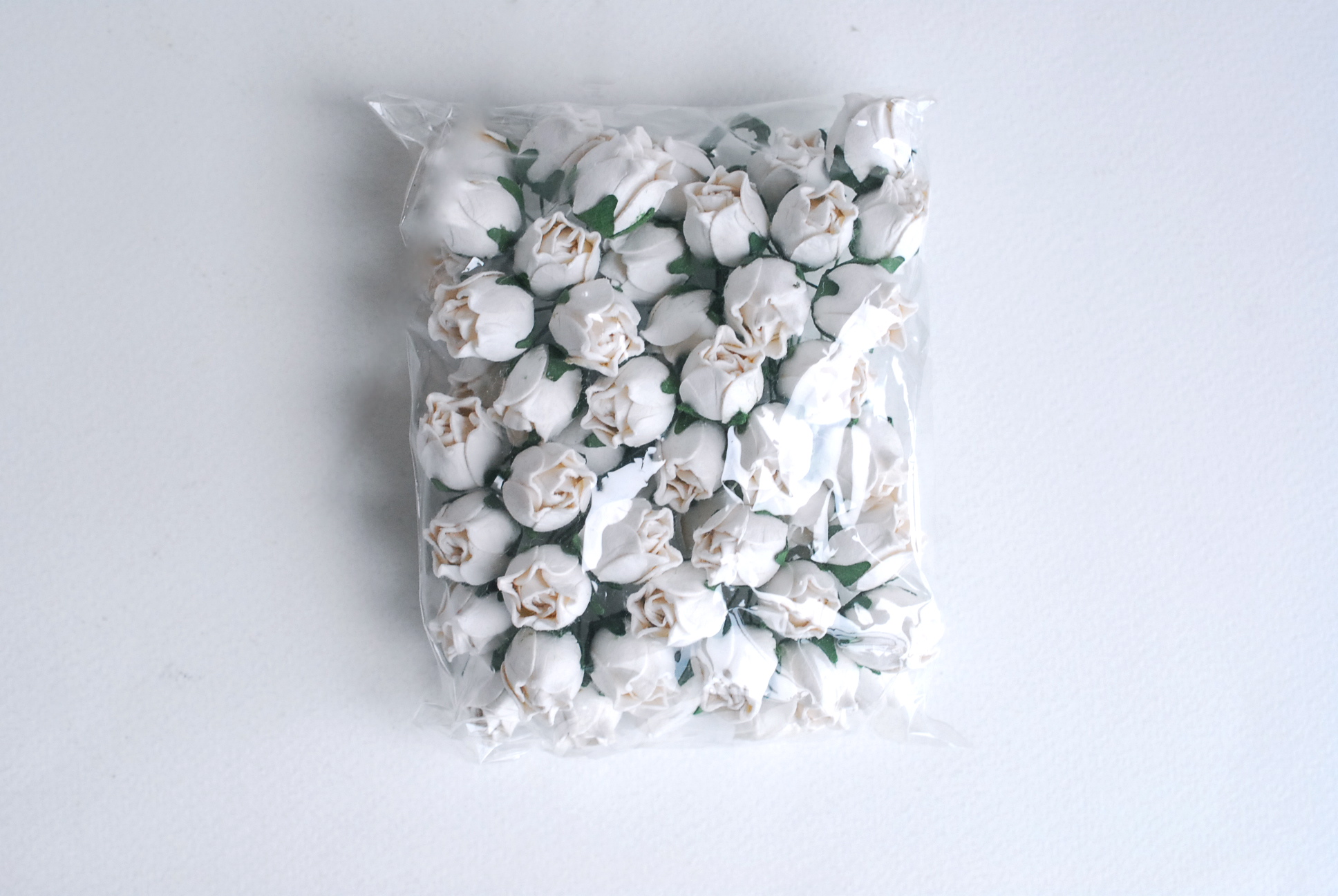 ดอกไม้กระดาษสา ดอกไม้กระดาษสา จตุจักร งานประดิษฐ์ ดอกไม้ทำข้อมือเพื่อนเจ้าสาว แต่งงาน, ดอกกุหลาบตูม 50 ดอก สีขาวcolor ขนาด 1.5 cm. paper flowers, budding roses flower 1.5 cm. 50 pieces.white color.