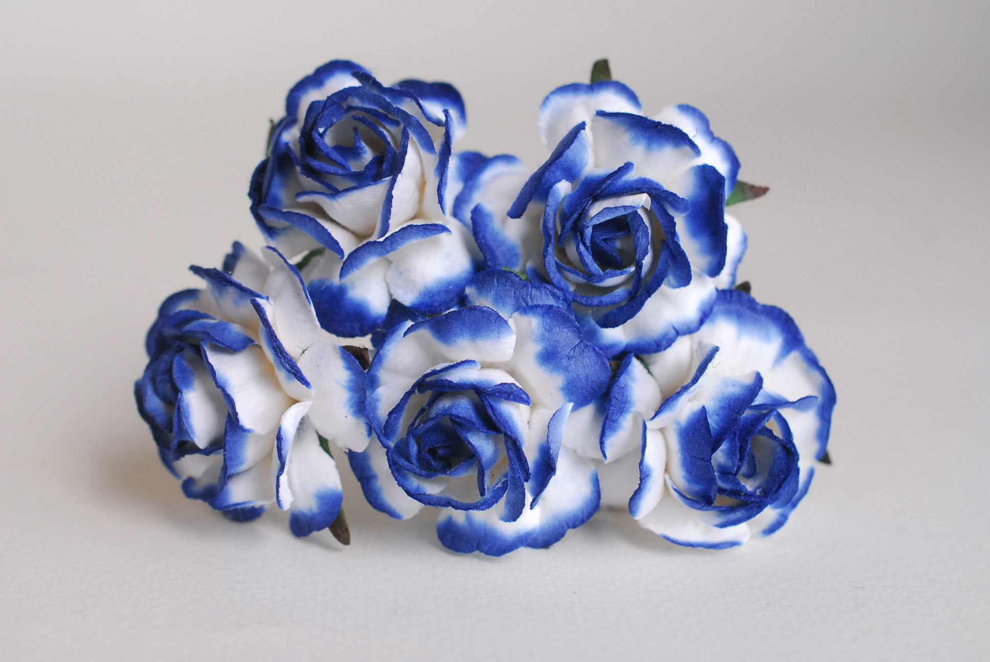 ดอกไม้กระดาษสา ดอกกุหลาบกระดาษสา ดอกไม้กุหลาบ ดอกไม้ประดิษฐ์ สำหรับตกแต่ง หรืองานแต่งงาน สีน้ำเงินเข้มปัดขาว ขนาด 3.5 cm. จำนวน 25 ดอก Paper flowers, handmade flowers, small roses paper size 3.5 cm. 25 pieces, nevy blue brush white color.