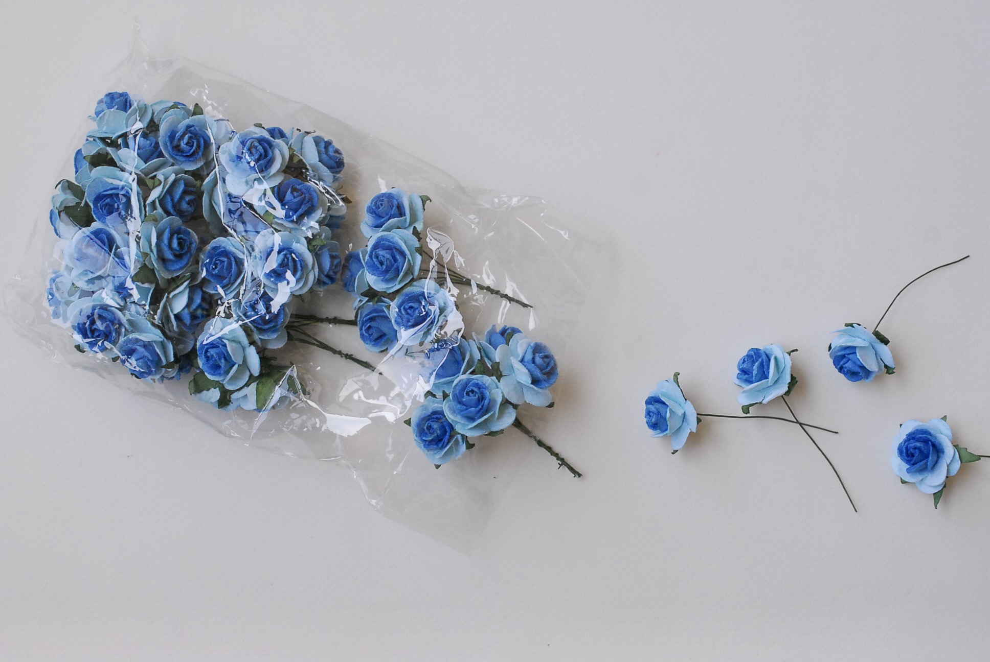 ดอกไม้กระดาษ ดอกไม้กระดาษสา ราคาส่ง,ดอกไม้กุหลาบกระดาษ ดอกกุหลาบกระดาษสา ดอกไม้ประดิษฐ์ สำหรับตกแต่ง หรืองานแต่งงาน น้ำเงิน-ฟ้า 2 tone ขนาด 2.5 cm. จำนวน 50 ดอก