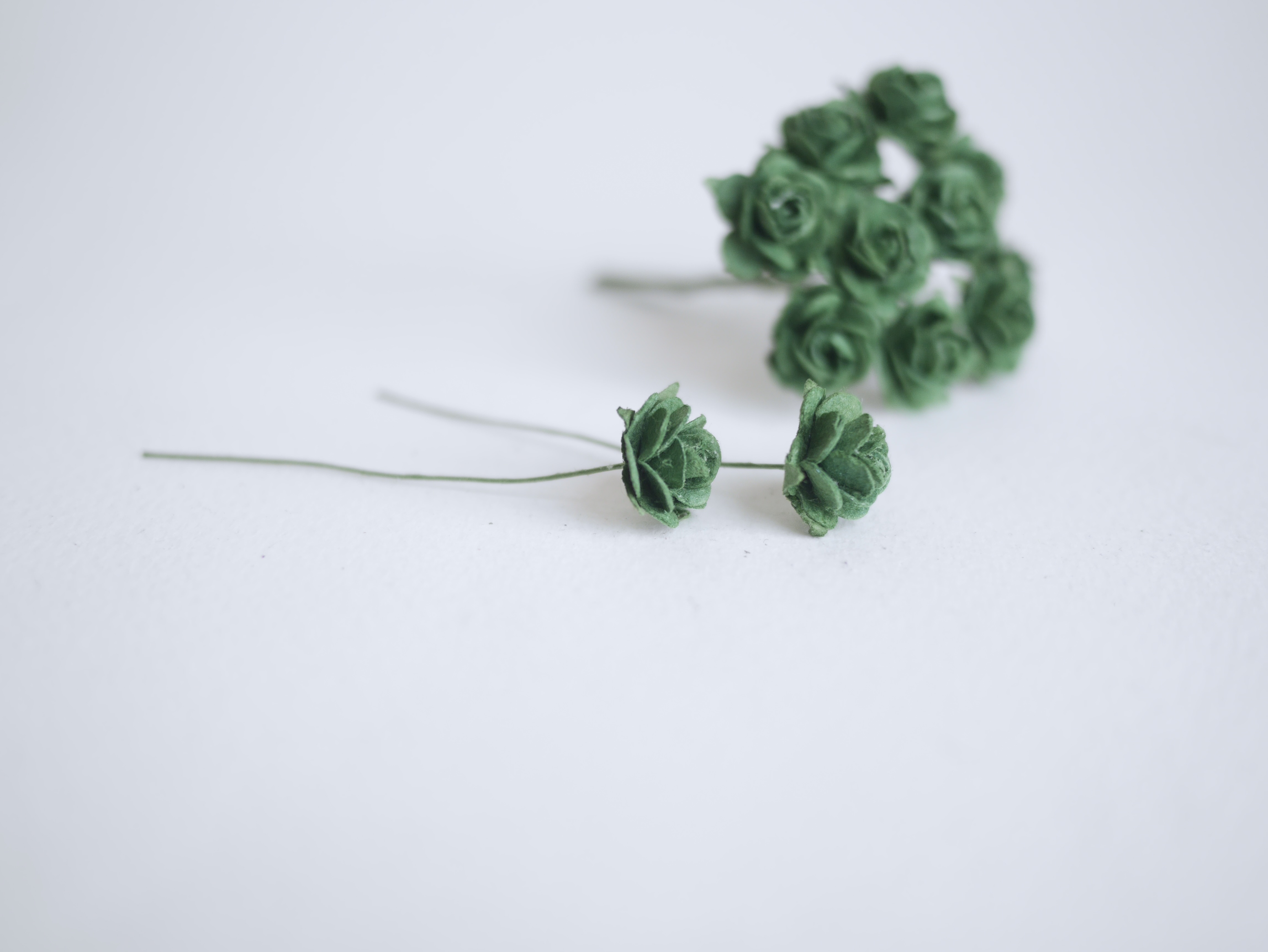 ดอกไม้กุหลาบกระดาษ ดอกไม้กระดาษสา, ดอกกุหลาบจิ๋ว, ดอกไม้กระดาษสาขายส่ง สีเขียวคริสมาสต์ ขนาด 1.5 cm. จำนวน 100 ดอก Paper Flowers size 1.5 cm., mini roses green Christmas color, 100 pcs.