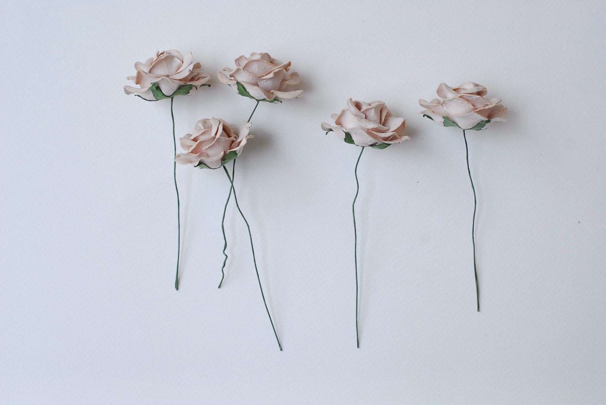 ดอกไม้กระดาษสา ดอกกุหลาบกระดาษสา ดอกไม้กุหลาบ กลีบโค้ง ดอกไม้ประดิษฐ์ สำหรับตกแต่ง หรืองานแต่งงาน สีน้ำตาลอ่อน ขนาด 3.5 cm. จำนวน 25 ดอก Paper flowers, handmade flowers, small roses paper size 3.5 cm. 25 pieces, soft brown color.