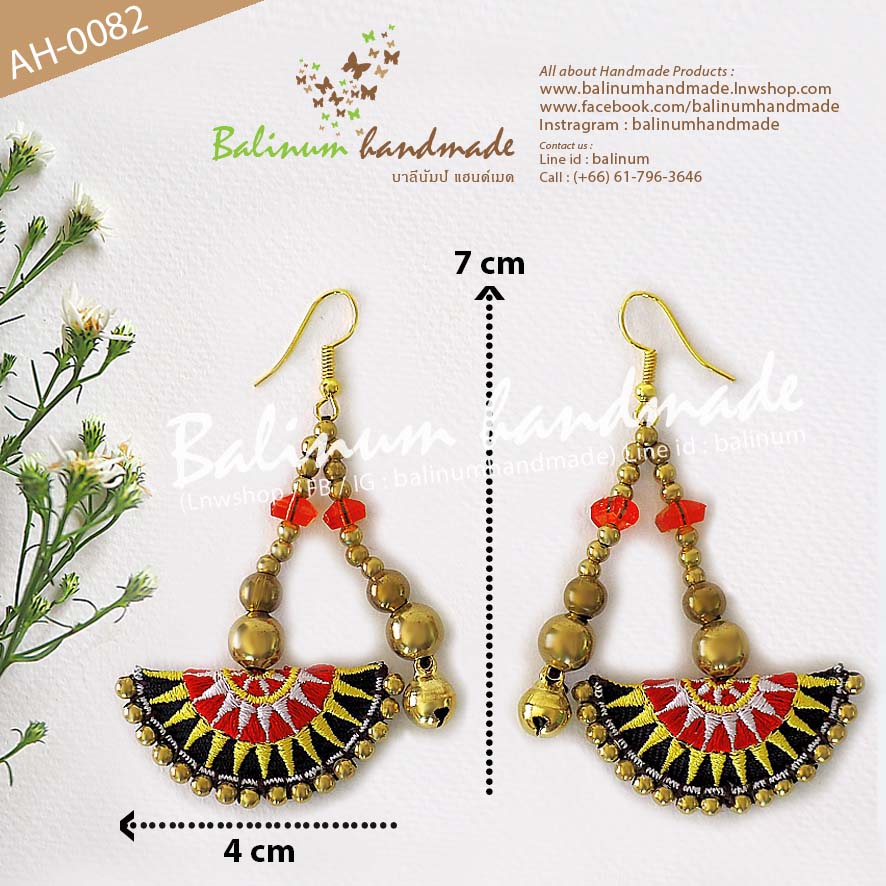 Hmong Hill Tribal Tassel Dangle Bohemian Handmade Earrings ต่างหูแฮนด์เมด สไตล์โบฮีเมียน งานปักมือ ชาวเขาม้ง ประดับกระพรวนและลูกปัดทองเหลือง ลูกปัดเรซิ่น งานดี สวยงาม ทนทาน เพราะเป็นงานเย็บมือ ดูเก๋และมีสไตล์มากค่ะ ทอง (Gold)