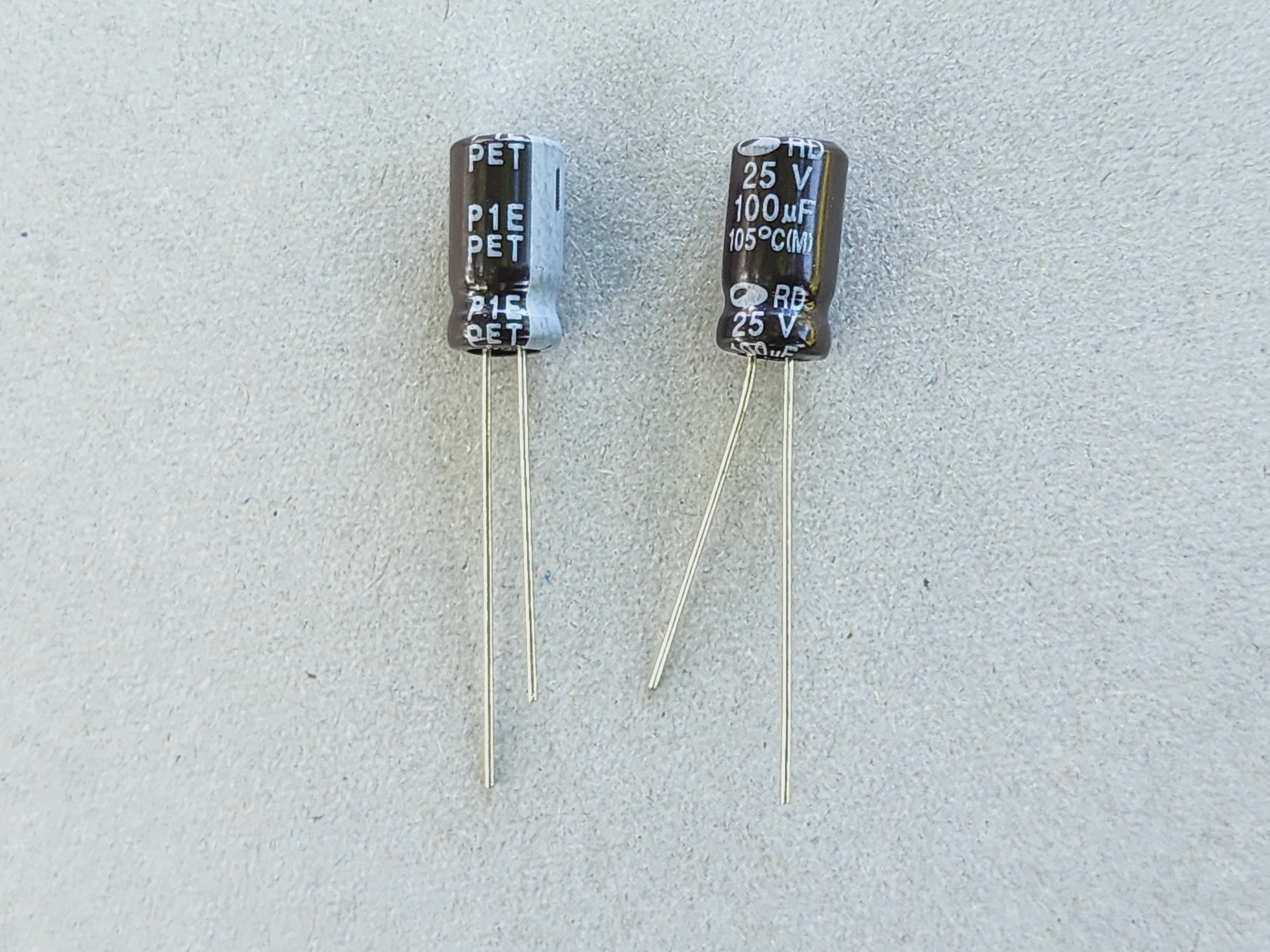 รูปคาปาซิเตอร์ชนิดอิเล็กโทรไลต์ เป็น คาปาซิเตอร์มีขั้ว และ สัญลักษณ์ C มีขั้ว