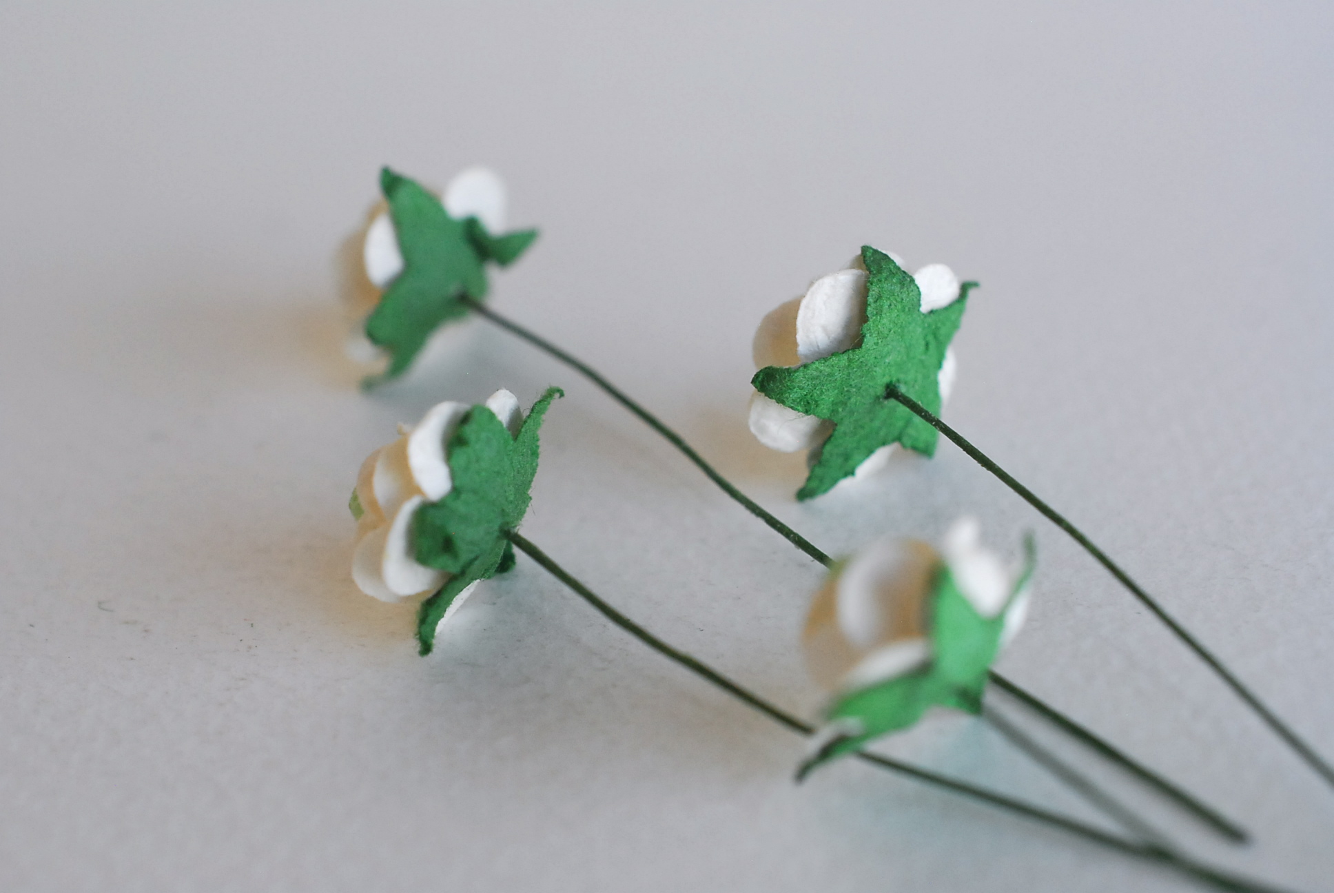 ซื้อ1 ห่อ แถม 1 ห่อ ดอกไม้กุหลาบกระดาษ ดอกไม้กระดาษสา, ดอกกุหลาบจิ๋ว, ดอกไม้กระดาษสาขายส่ง สีเขียวพาสเทล แถมสีเขียวจุดขาว ขนาด 1.5 cm. จำนวน 100 ดอก Paper Flowers size 1.5 cm., mini roses green mint color, 100 pcs. and get free 1 pack of green mint-white