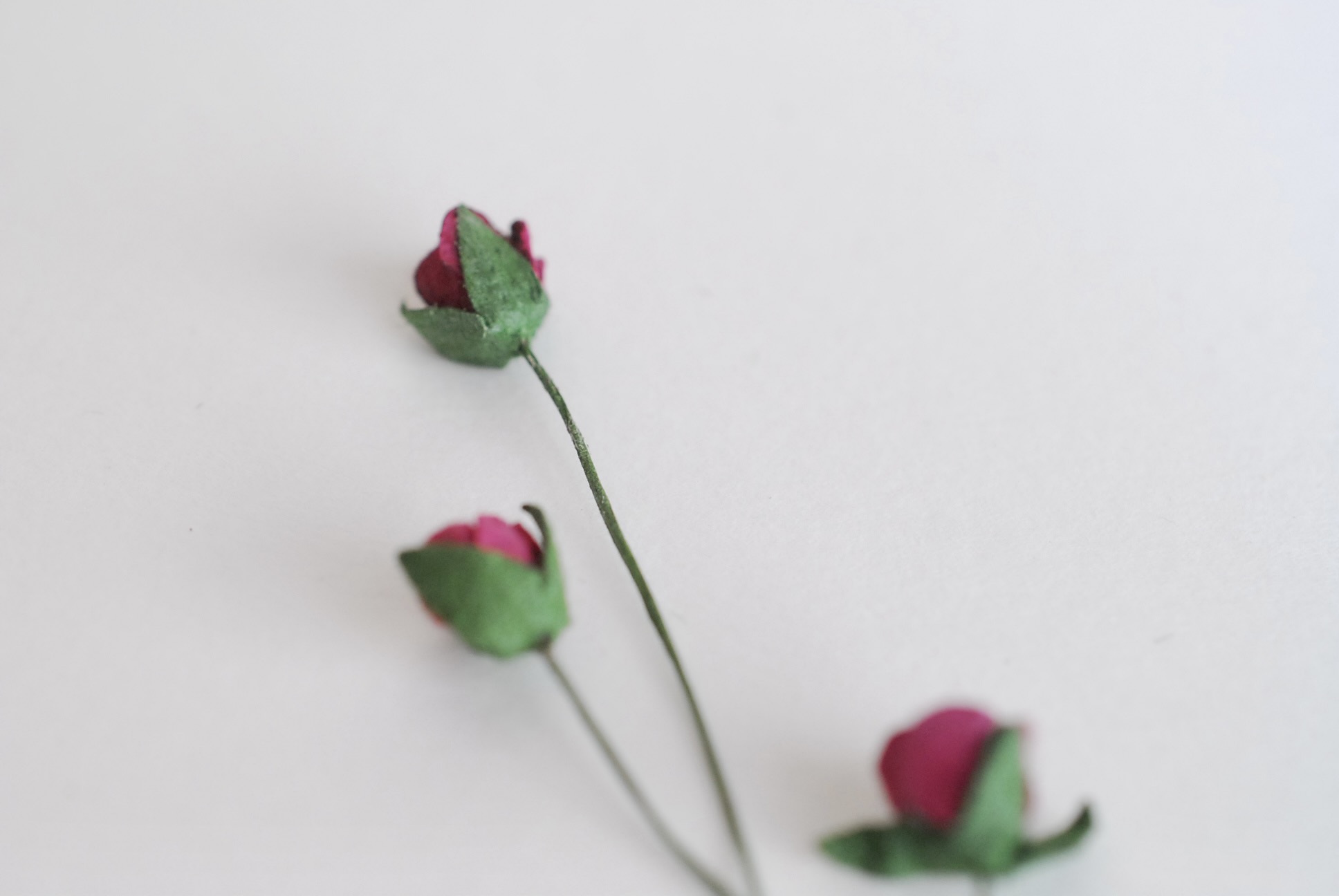 ดอกไม้กระดาษสา ดอกไม้กระดาษสา จตุจักร งานประดิษฐ์ ดอกไม้ทำข้อมือเพื่อนเจ้าสาว แต่งงาน, ดอกกุหลาบตูม 50 ดอก สีแดงเข้ม ขนาด 0.8x0.8 cm. paper flowers, budding roses flower 0.8 x 0.8 cm. 50 pieces.red wine color