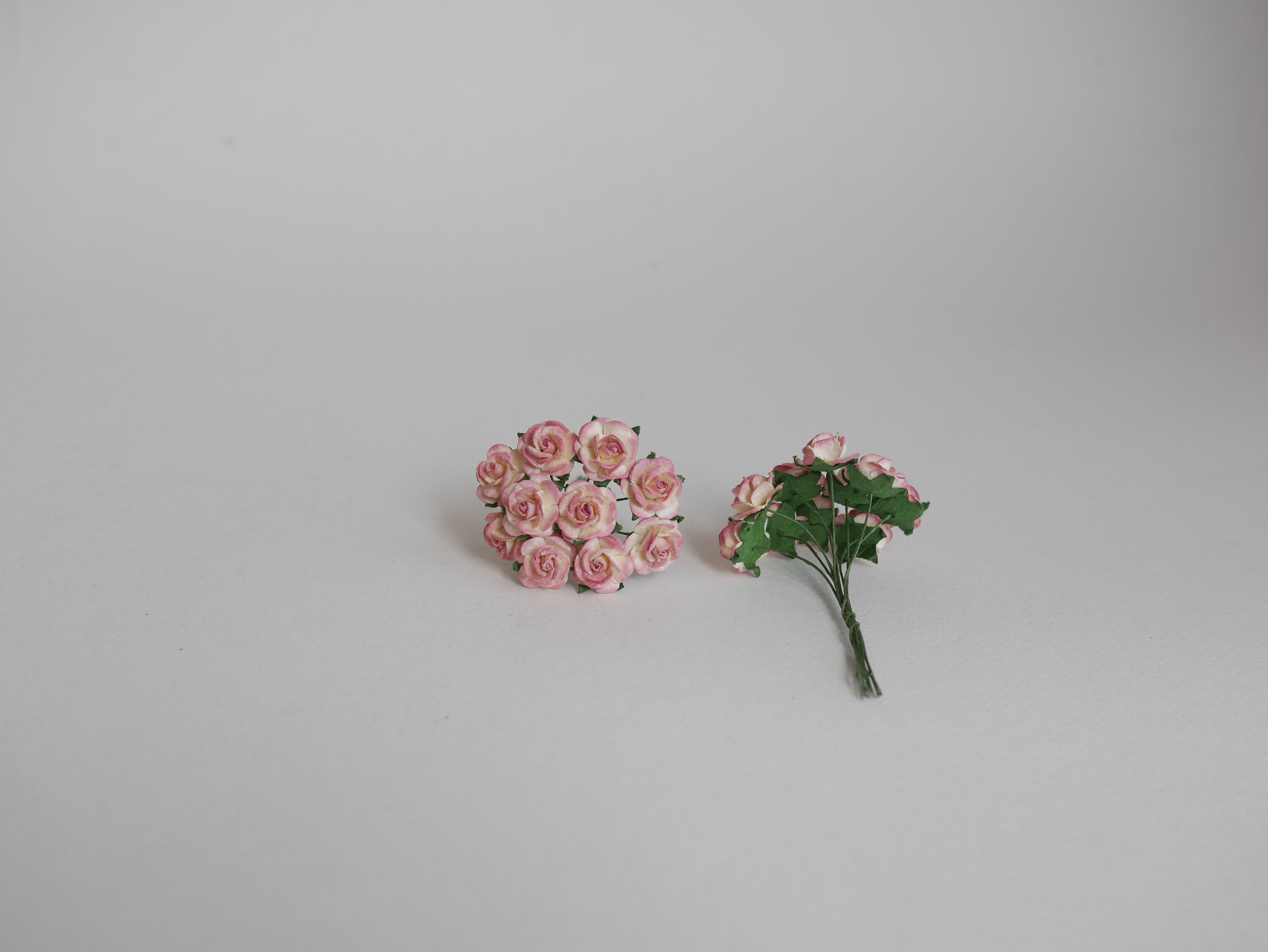 ดอกไม้กุหลาบกระดาษ ดอกไม้กระดาษสา, ดอกกุหลาบจิ๋ว, ดอกไม้กระดาษสาขายส่ง สีชมพูเบอรี่ปัดครีม ขนาด 1.5 cm. จำนวน 100 ดอก Paper Flowers size 1.5 cm., mini roses burry brush ivory color, 100 pcs.