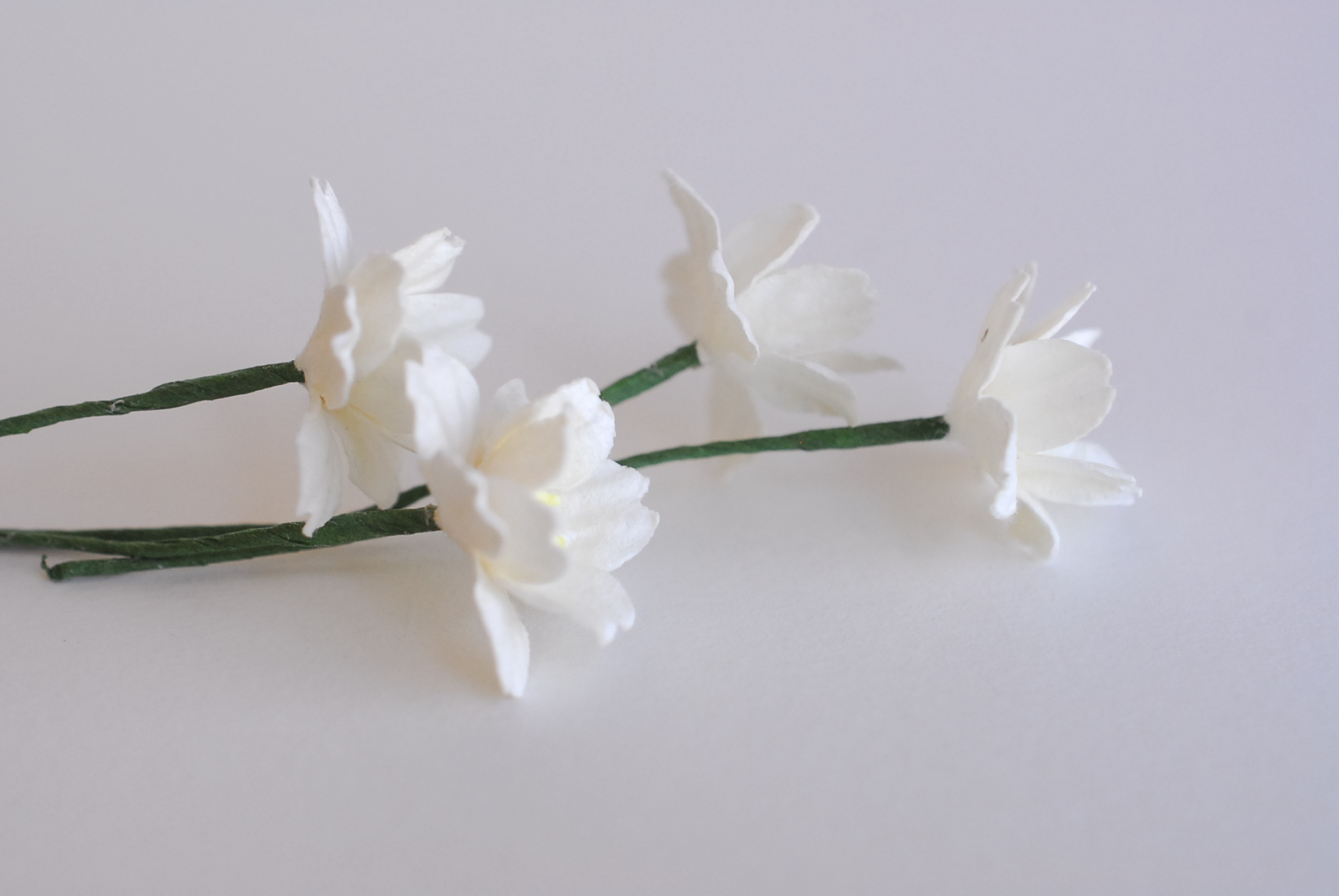 ดอกไม้กระดาษสา ดอกซากุระกระดาษ ขนาดเล็ก ดอกไม้กระดาษสาราคาส่ง ดอกไม้กระดาษสำหรับตกแต่งของชำร่วย งานแต่งงาน ทำช่อดอกไม้ติดอกเจ้าบ่าว ข้อมือดอกไม้เจ้าสาว ขนาด2.0 cm. 50 ดอก สี ofwhite Paper flowers supplies: DIY wedding tools small Cherry blossom (Sakura)