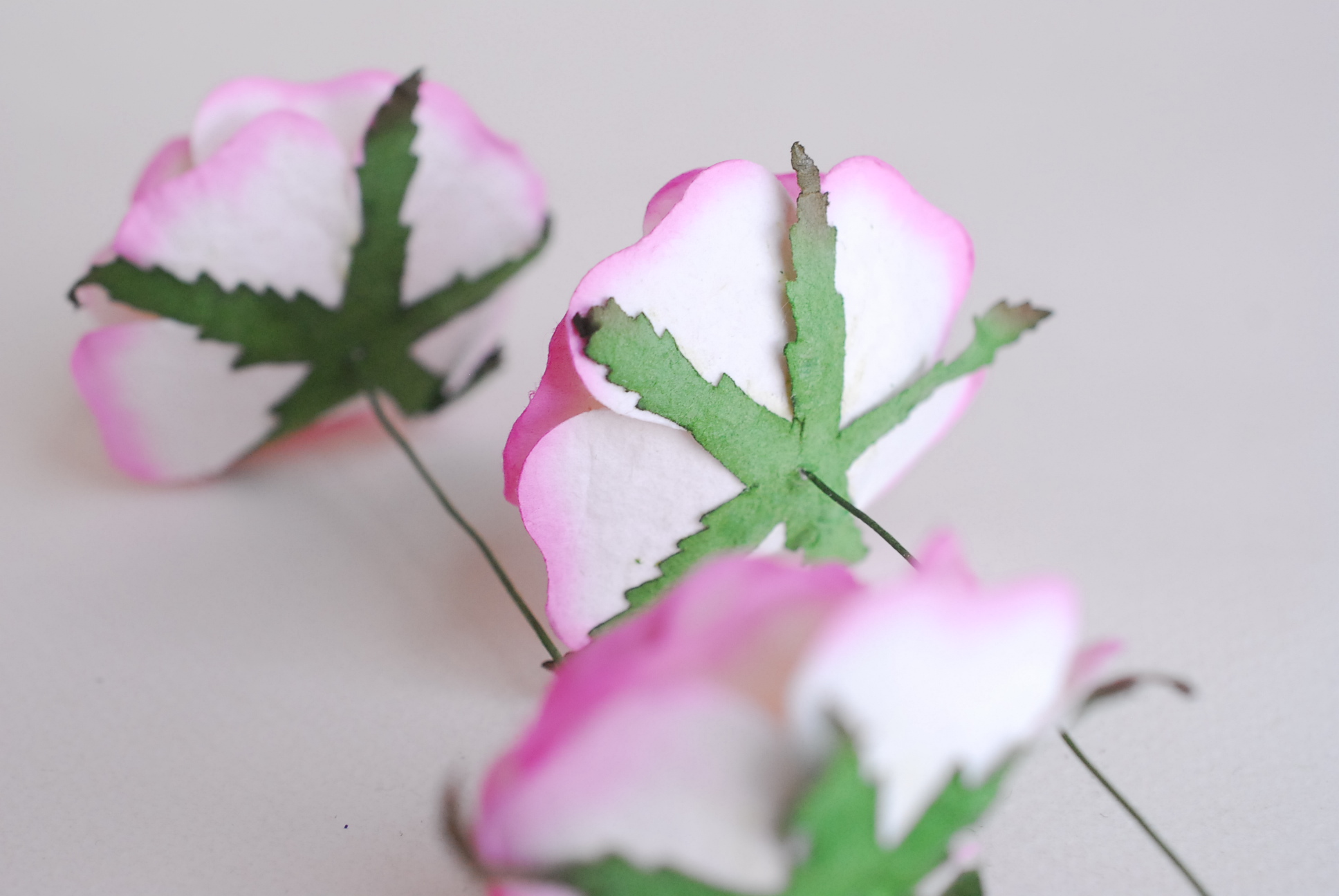 ดอกไม้กระดาษสา,paper flowers ดอกไม้ประดิษฐ์ ดอกไม้กระดาษสำหรับตกแต่ง สำหรับของชำร่วย, งานแต่งงาน, ดอกกุหลาบ PUL4-4 N ขนาด 4.5 cm. สีชมพูปัดขาวcode color518