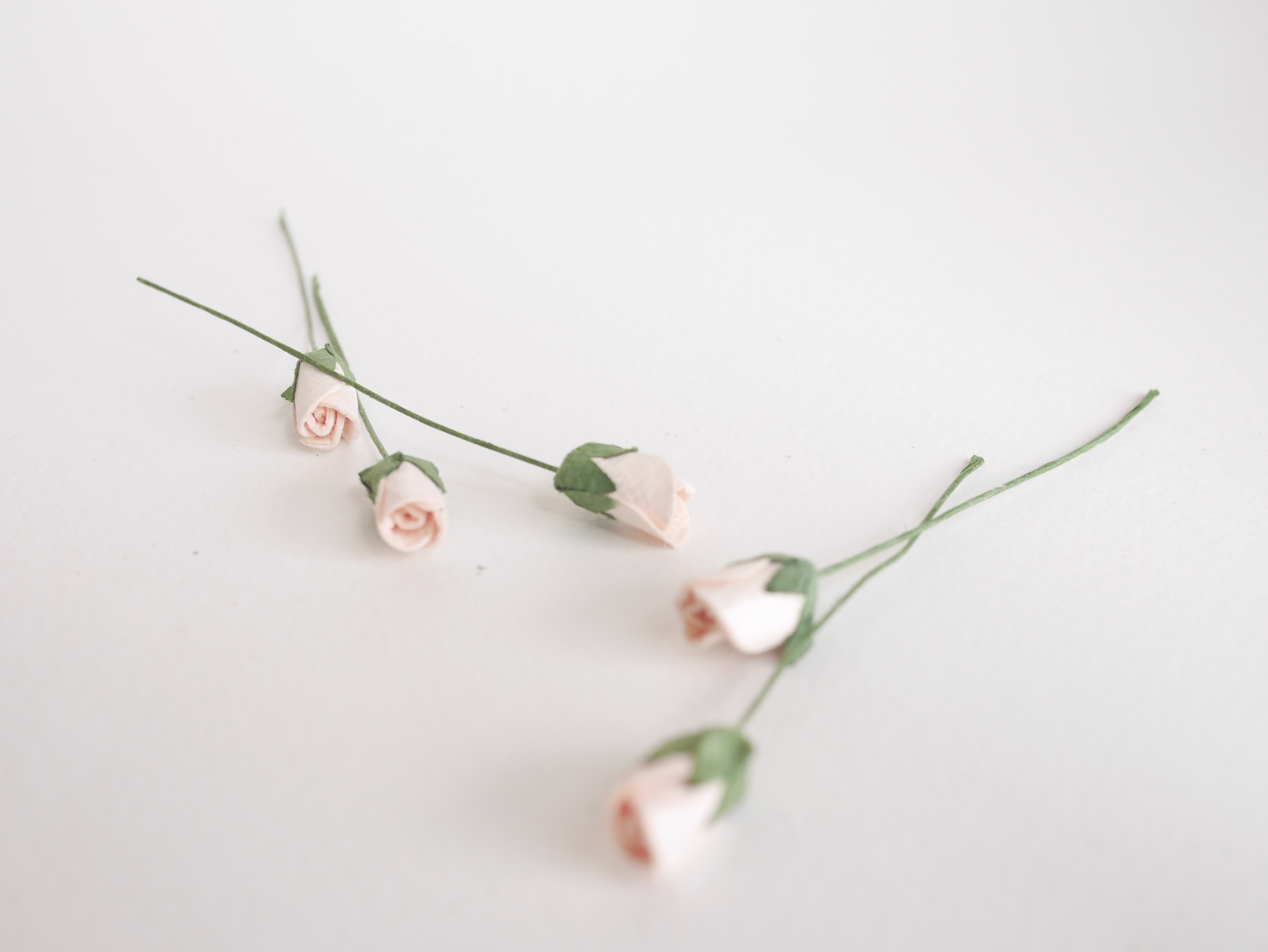 ดอกไม้กระดาษสา ดอกไม้กระดาษสา จตุจักร งานประดิษฐ์ ดอกไม้ทำข้อมือเพื่อนเจ้าสาว แต่งงาน, ดอกกุหลาบตูม 50 ดอก สีชมพูพีชอ่อน ขนาด 0.8x1.5 cm. paper flowers, budding roses flower 0.8 x1.5 cm. 50 pieces. pale pink peachcolor