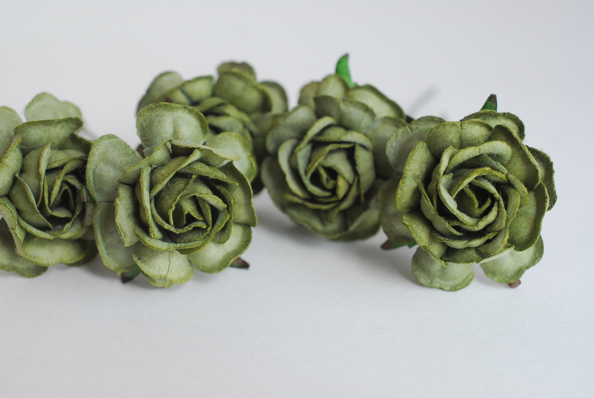 ดอกไม้กุหลาบกระดาษ ดอกไม้กระดาษสา, ของชำร่วย,ดอกกุหลาบ, ดอกไม้ประดิษฐ์สำหรับงานแต่งงาน จำนวน 25 ดอก, สีเขียวเข้ม Paper Flower, 25 pieces roses paper size 3.5 cm., dark green color.