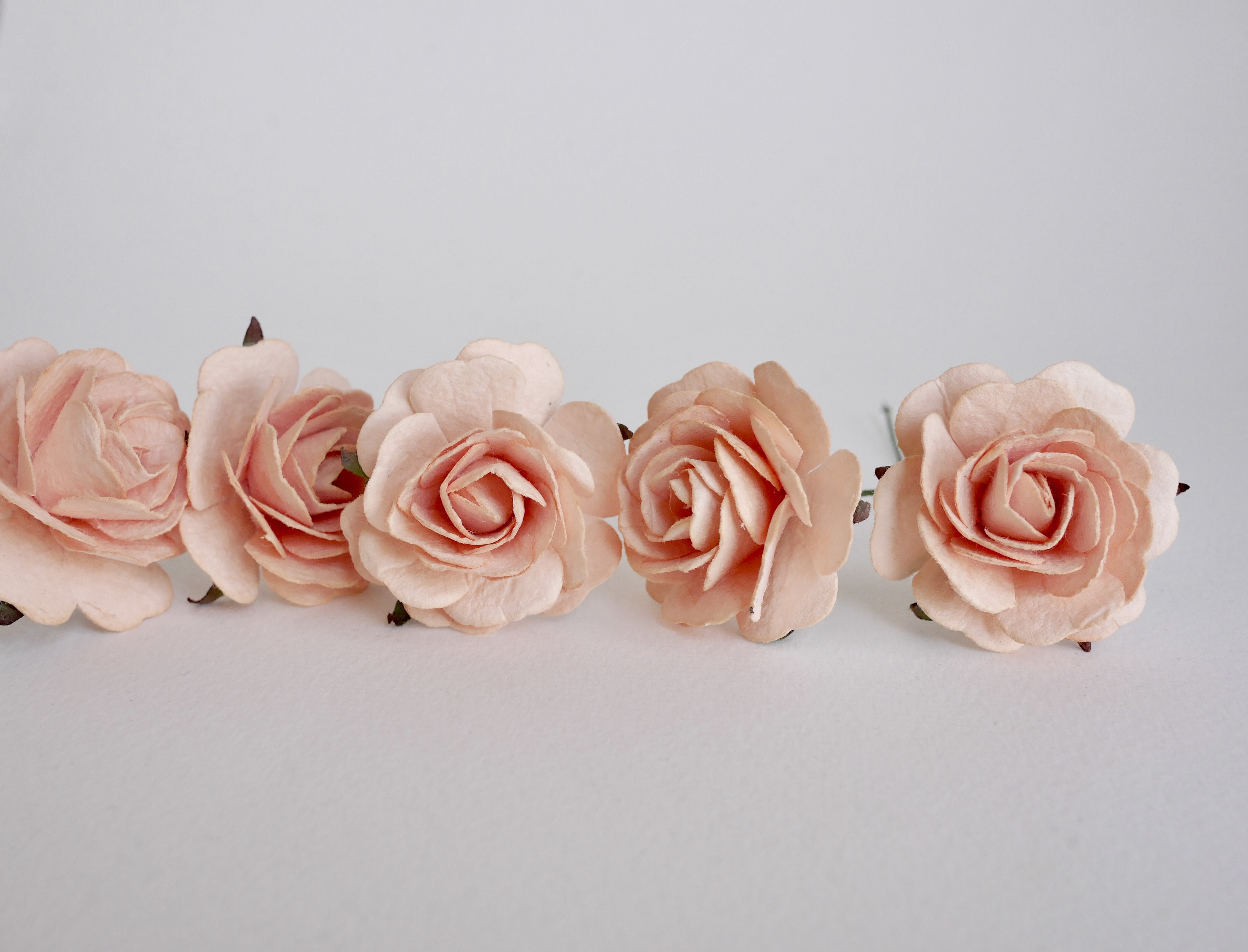 ดอกไม้กระดาษสา ราคาส่ง, ดอกกุหลาบกระดาษสา ดอกไม้ประดิษฐ์ สำหรับตกแต่ง หรืองานแต่งงาน สีพีช ขนาด 3.5 cm. จำนวน 25 ดอก Paper flowers, handmade flowers, small roses paper size 3.5 cm. 25 pieces, peach color.