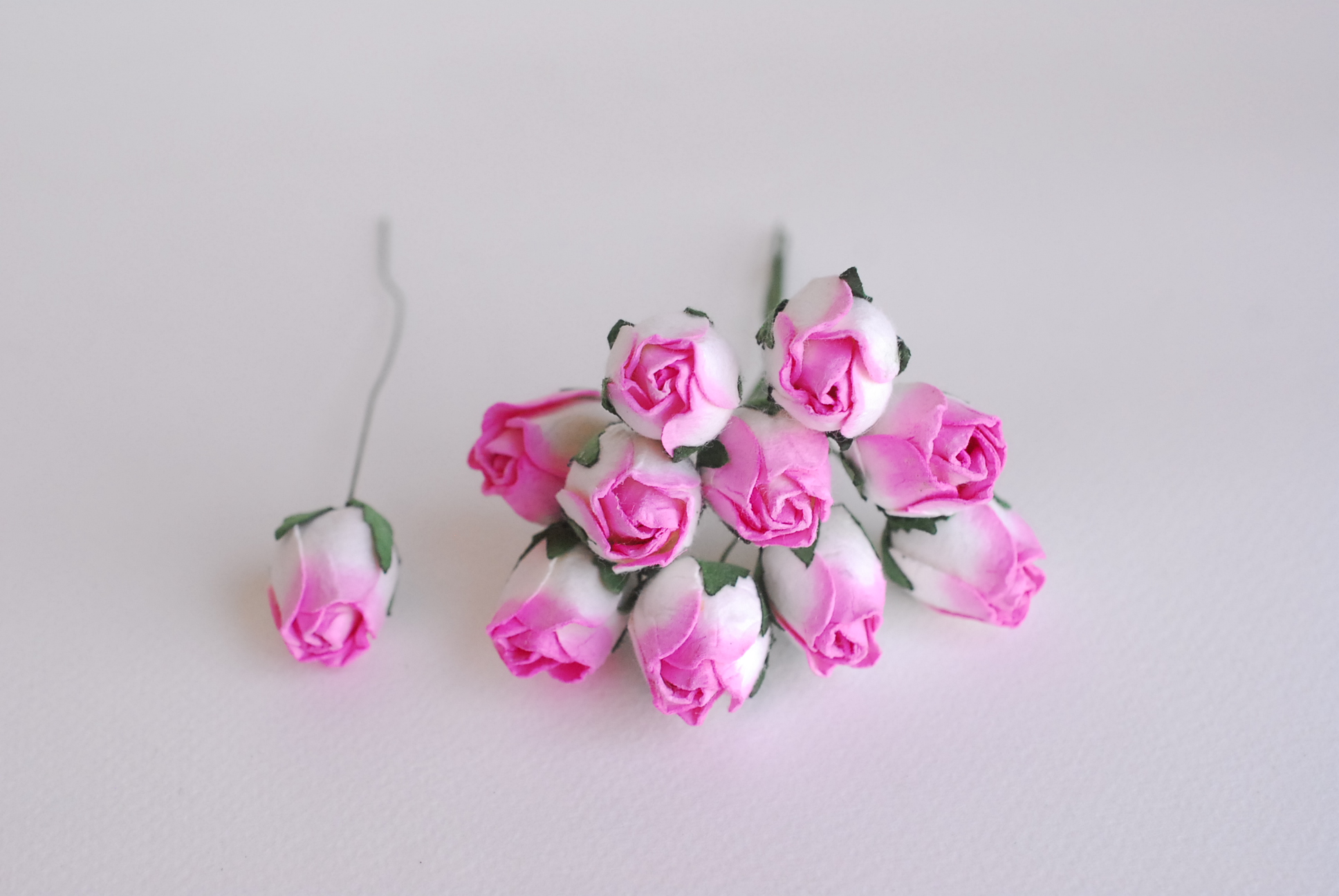 ดอกไม้กระดาษสา ดอกไม้กระดาษสา จตุจักร งานประดิษฐ์ ดอกไม้ทำข้อมือเพื่อนเจ้าสาว แต่งงาน, ดอกกุหลาบตูม 50 ดอก สีชมพูปัดสีขาวcolor ขนาด 1.5x2 cm. paper flowers, budding roses flower 1.5x2 cm. 50 pieces.pink brush white color