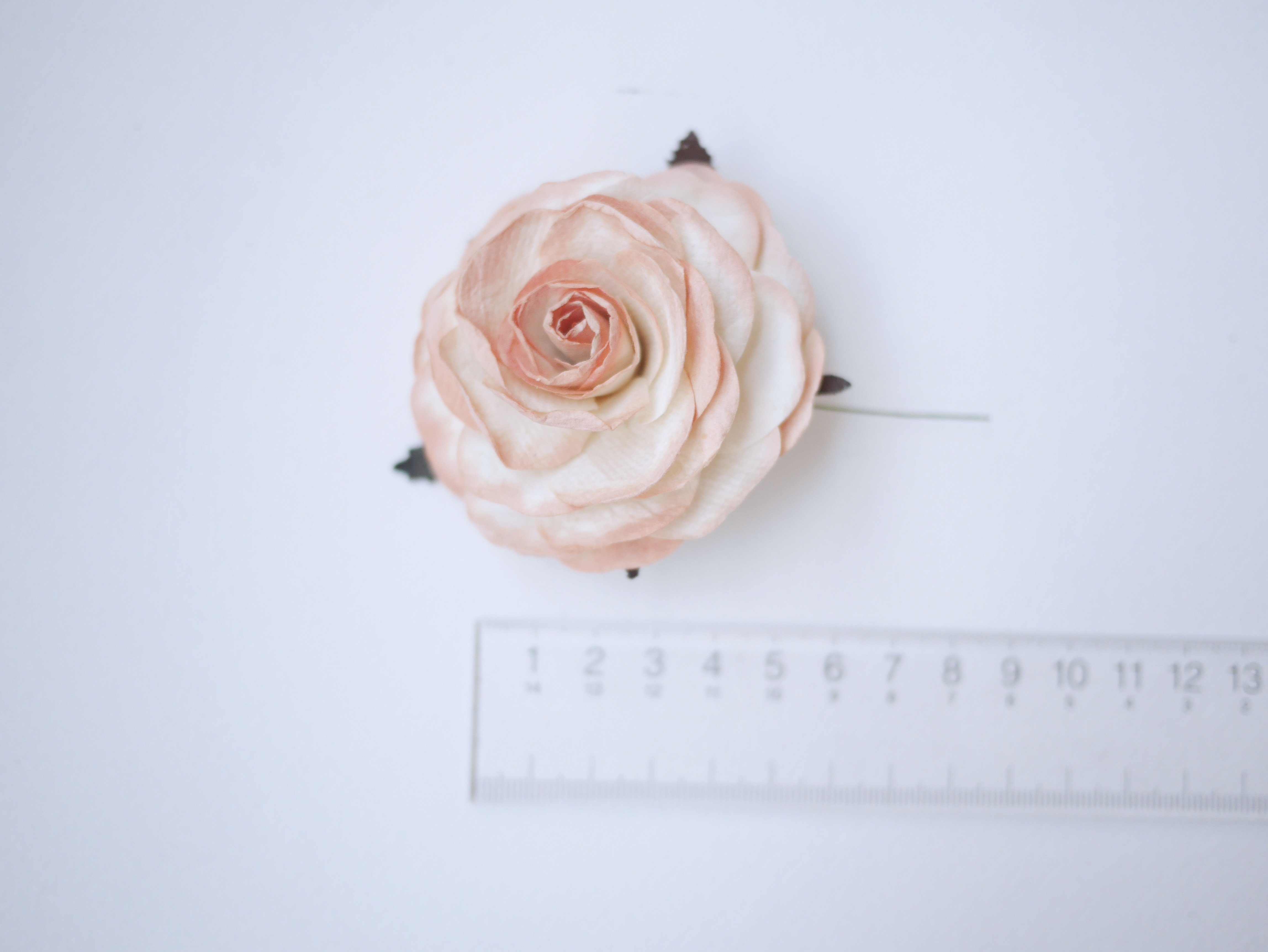 ดอกไม้กระดาษสา ดอกไม้กุหลาบกระดาษ ดอกกุหลาบกระดาษ ขนาด 6.5 cm.,จำนวน 5 ดอก, สำหรับของชำร่วย, งานแต่งงาน, สีพีชปัดขาว Paper flower,5 Pieces mulberry rose, 6.5 cm. peach brush white color