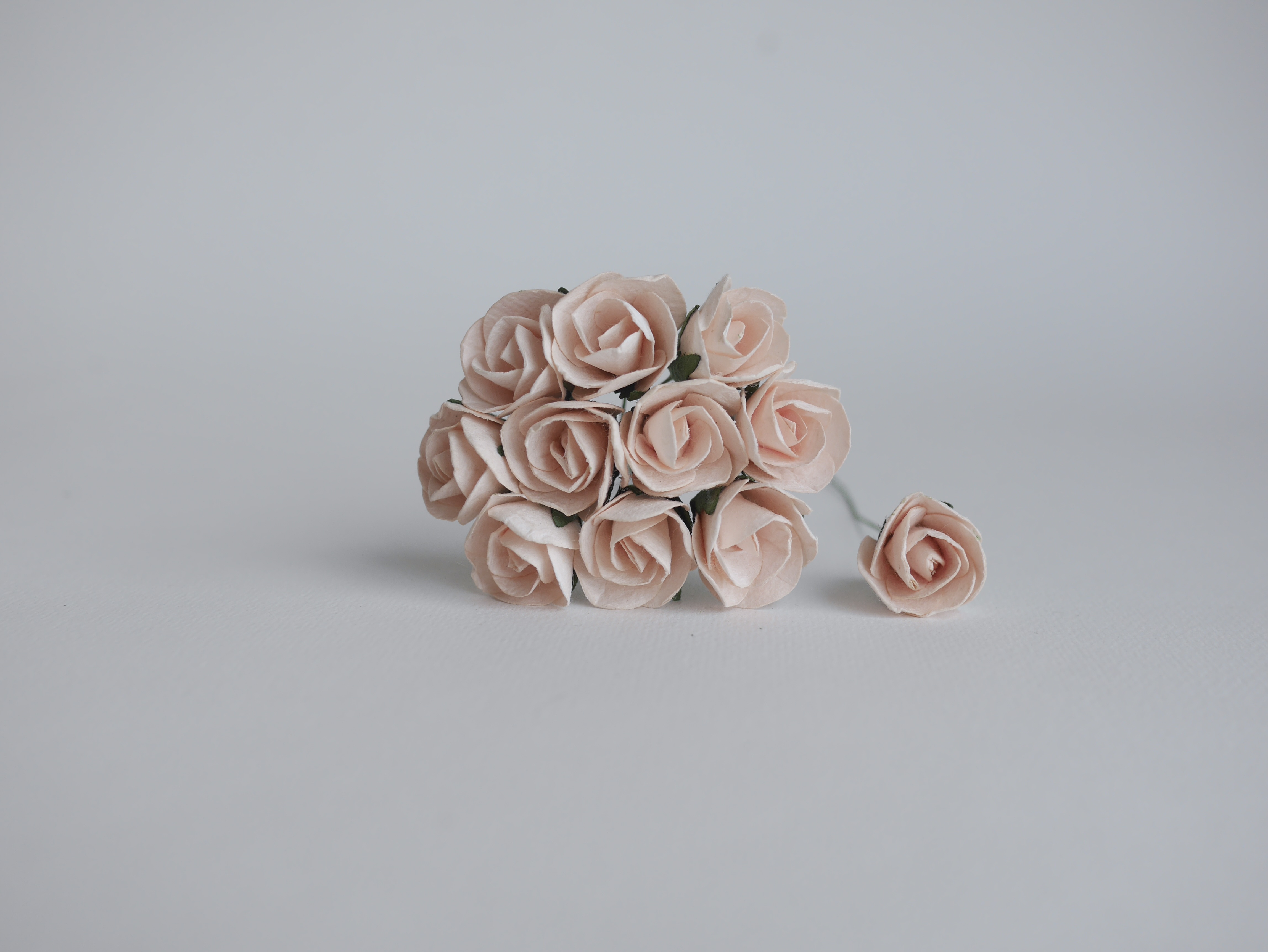 ดอกไม้กระดาษสา ดอกไม้กระดาษสา จตุจักร งานประดิษฐ์ ดอกไม้ทำข้อมือเพื่อนเจ้าสาว แต่งงาน, ดอกกุหลาบตูม 50 ดอก สีชมพูอ่อน ขนาด 1.8x2.0 cm. paper flowers, budding roses flower 1.8 x2.0 cm. 50 pieces. pale pink color