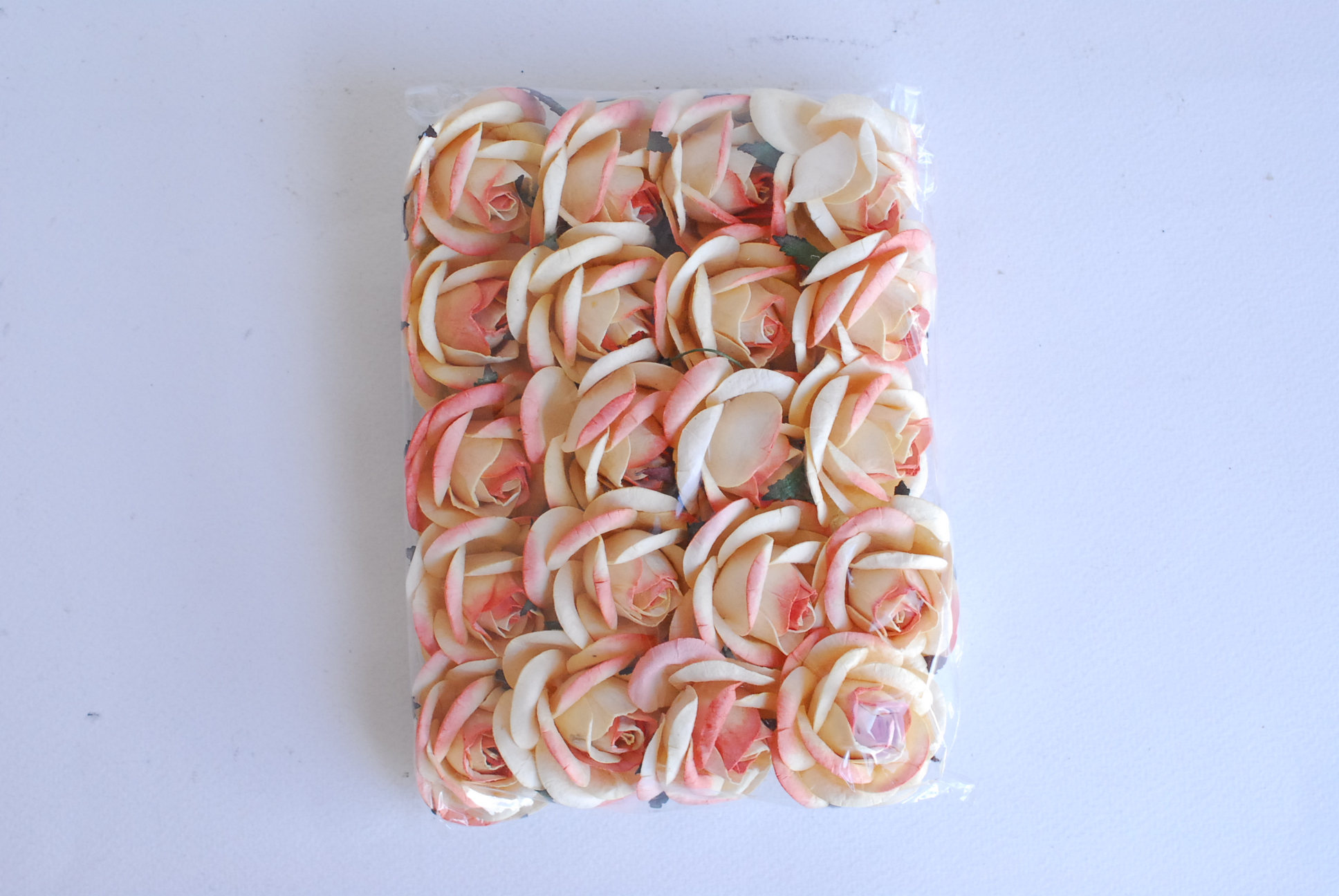 ดอกไม้กระดาษสา ดอกไม้กุหลาบกระดาษ ดอกไม้ประดิษฐ์ งานแต่งงาน ตกแต่งของชำร่วย, งานแต่งงาน สีครีมปัดสีส้มพีช ขนา่ด 4.5 cm., Paper flower,20 Pieces mulberry rose, 4.5 cm. pale cream brush orange color.