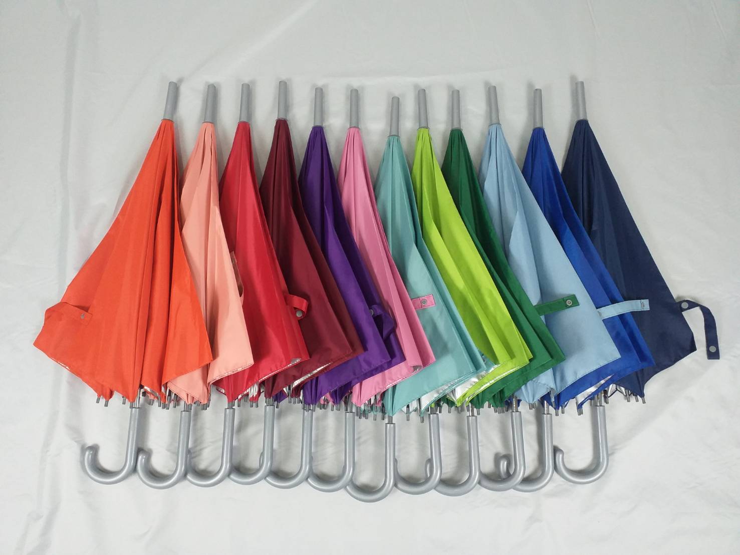 ร่มยาว ขนาด 22 นิ้ว UV สีพื้น โครงเหล็ก 8 ซี่ ด้ามพลาสติกงอสีบรอนเงิน ซองพีวีซี (รับสกรีนโลโก้) คัน 2201 2018-03-26 15:14:21 2022-11-10 10:31:47