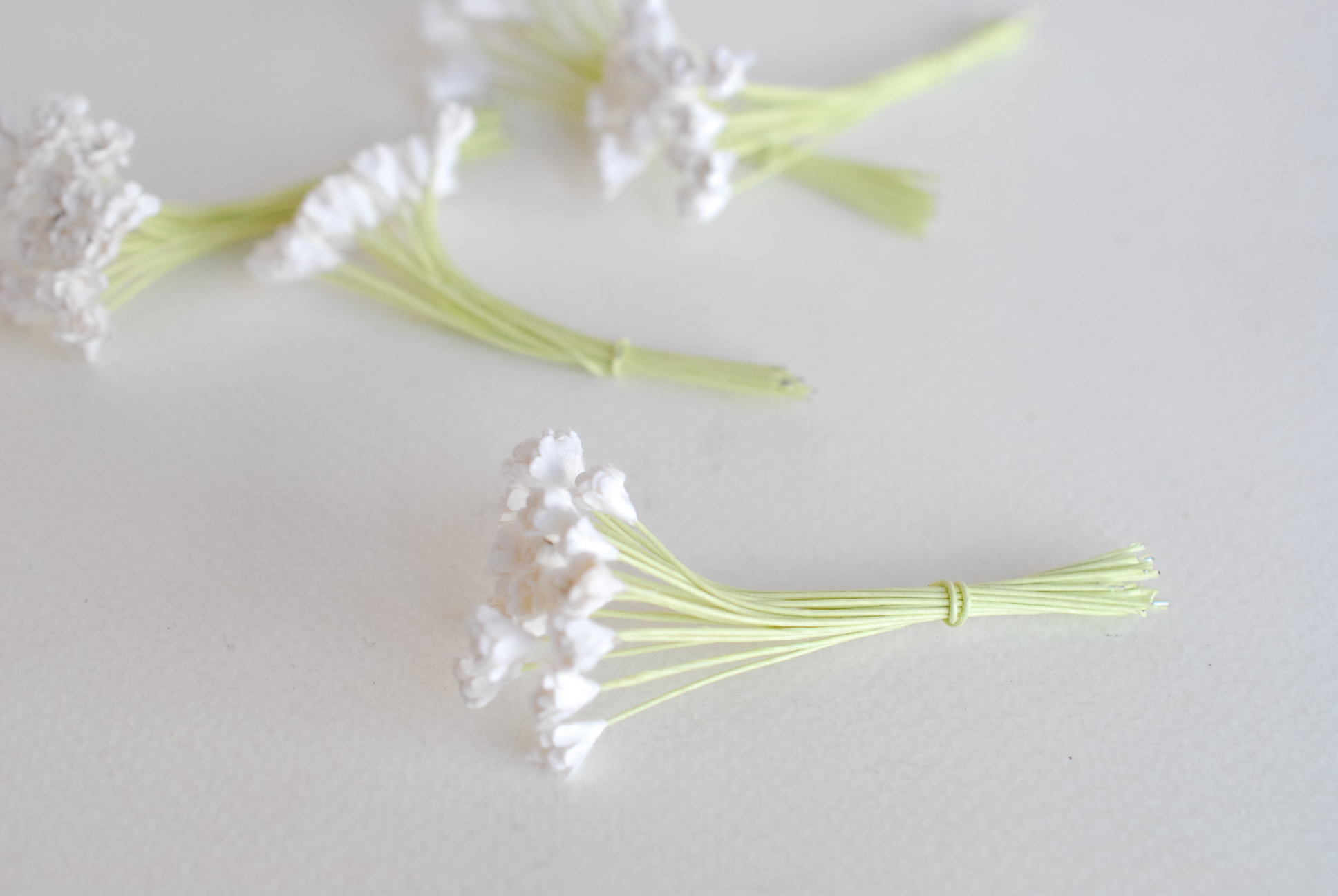 ดอกไม้ประดิษฐ์, ดอกไม้กระดาษสา, ดอก gypsophila, ดอกยิปโซ งานประดิษฐ์ตกแต่งของชำร่วย, ดอกไม้ทำพานพุ่ม, พานรับไหว้, ขนาด 0.4 cm. สีขาว