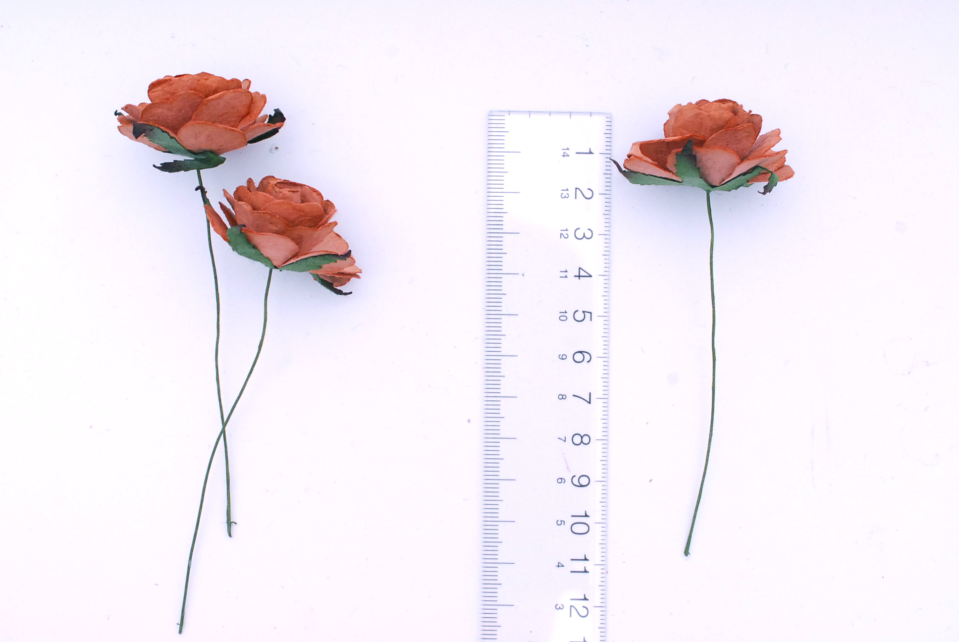 ดอกไม้กระดาษสา ราคาส่ง, ดอกกุหลาบกระดาษสา ดอกไม้ประดิษฐ์ สำหรับตกแต่ง หรืองานแต่งงาน สีน้ำตาลขนาด 3.5 cm. จำนวน 25ดอก Paper flowers, handmade flowers, small roses paper size 3.5 cm. 25 pieces, brown color.