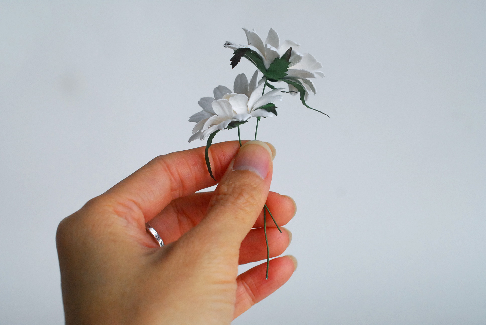 ดอกทานตะวันกระดาษ ดอกไม้กระดาษสา ดอกไม้ประดิษฐ์จากกระดาษสา ดอกทานตะวัน ดอกไม้กระดาษสาขายส่ง ดอกไม้ประดิษฐ์ ดอกไม้ทำข้อมือเพื่อนเจ้าสาว ขนาด 4.5 cm. จำนวน 25 ดอก สีขาว เกสรสีเหลือง Paper Flower, Sun Flowers, white color, size 4.5 cm 25pieces, yellow pollen