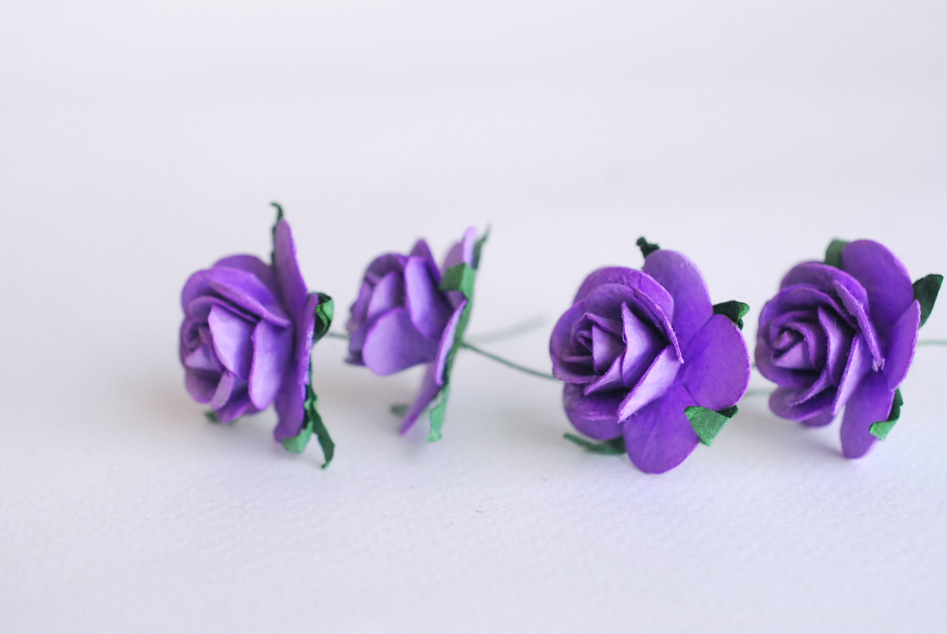 ดอกไม้กระดาษ ดอกไม้กระดาษสา ราคาส่ง,ดอกไม้กุหลาบกระดาษ ดอกกุหลาบกระดาษสา ดอกไม้ประดิษฐ์ สำหรับตกแต่ง หรืองานแต่งงาน สีม่วง ขนาด 2.5 cm. จำนวน 50 ดอก