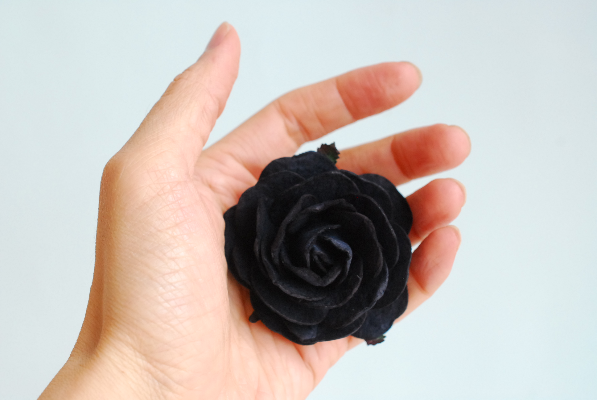 ดอกไม้กระดาษสา ดอกไม้กุหลาบกระดาษ ดอกกุหลาบกระดาษ ขนาด 6.5 cm., สำหรับของชำร่วย, งานศพ, งานตกแต่ง, สีดำ Paper flower,10 Pieces mulberry rose, 6.5 cm. black color