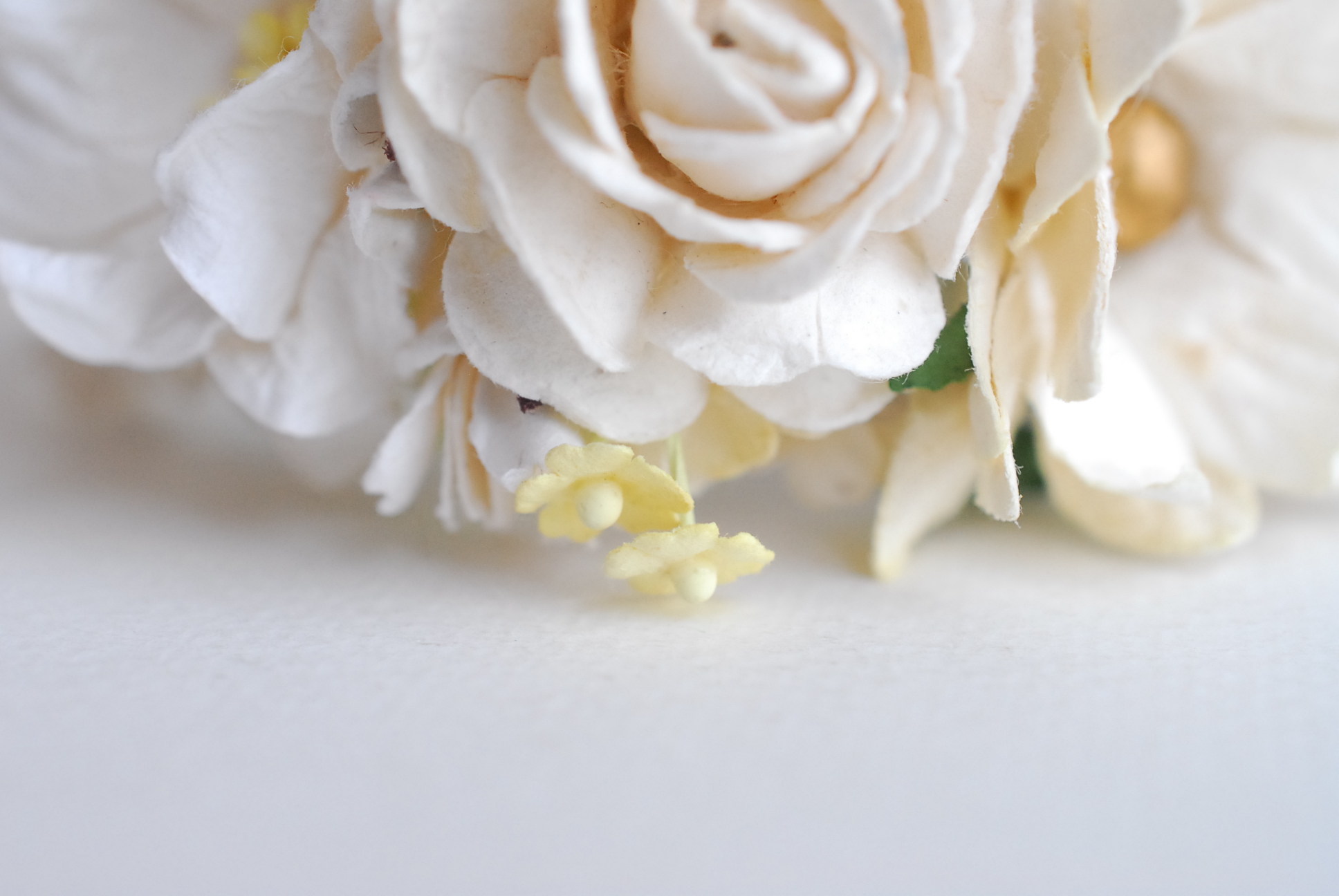 อมือเพื่อนเจ้าสาว งานแต่งงาน งานประดิษฐ์ DIY สีขาว ดอกdaisy เกสรสีทอง ดอกกุหลาบกระดาษสา และดอกไม้กระดาษสาขนาดเล็ก DIY Handmade corsages 1 ชิ้น