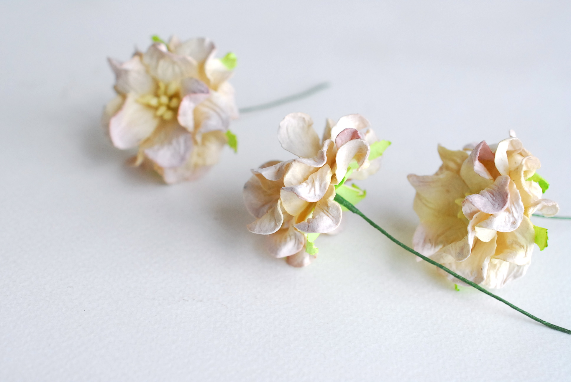 ดอกไม้กระดาษสา ราคาส่ง, ดอกการเดนเนียกระดาษสา ดอกไม้ประดิษฐ์ ตกแต่งงานแต่งงาน ประดิษฐ์ข้อมือเพื่อนเจ้าสาว ขนา่ด 3.5 cm., สำหรับของชำร่วย, งานแต่งงาน, ดอกไม้ทำข้อมือเจ้าสาว สีครีมปัดม่วงอ่อน จำนวน 25 ดอก Paper flower,25 Pieces mulberry gardenia flowers sup