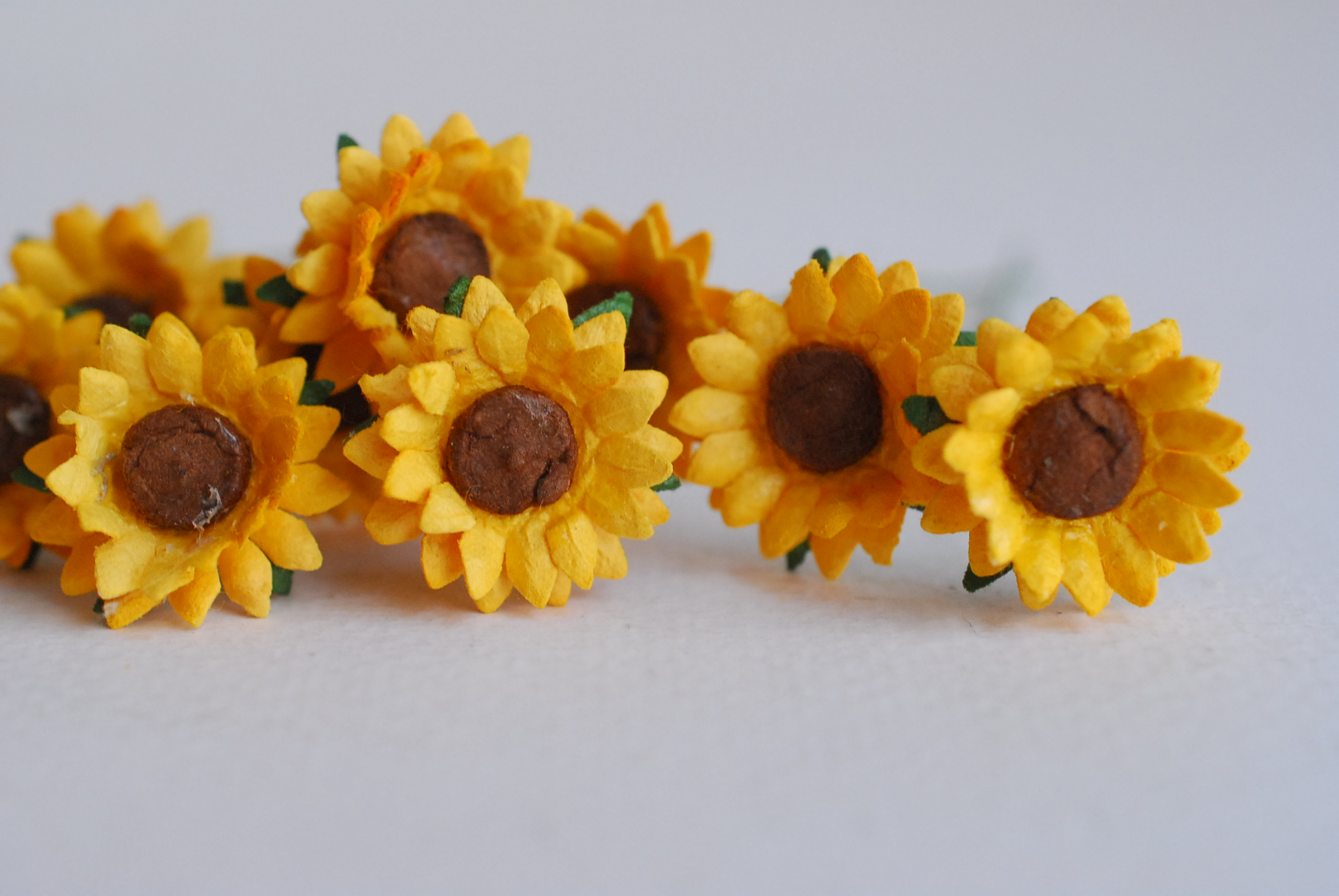 ดอกทานตะวันกระดาษ ดอกไม้กระดาษสา ดอกไม้ประดิษฐ์จากกระดาษสา ดอกทานตะวัน ดอกไม้กระดาษสาขายส่ง ดอกไม้ประดิษฐ์ ดอกไม้ทำข้อมือเพื่อนเจ้าสาว ขนาด 1.5 cm. จำนวน 50 ดอก สีเหลือง Paper Flower, Sun Flowers, yellow color, size 1.5 cm 50 pieces, brown pollen.