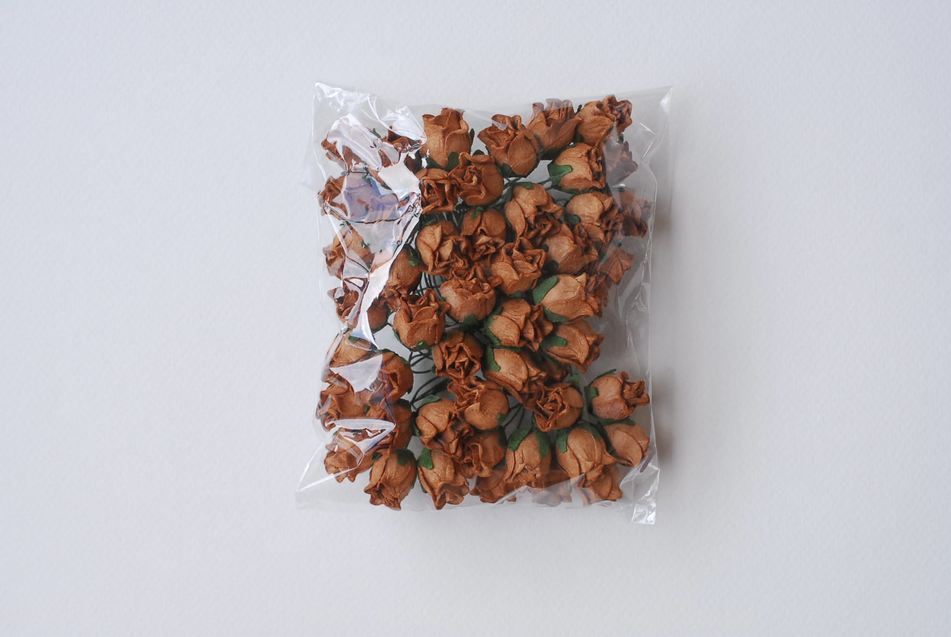 ดอกไม้กระดาษสา ดอกไม้กระดาษสา จตุจักร งานประดิษฐ์ ดอกไม้ทำข้อมือเพื่อนเจ้าสาว แต่งงาน, ดอกกุหลาบตูม 50 ดอก สีน้ำตาลกระดาษ color ขนาด 1.5 cm. paper flowers, budding roses flower 1.5 cm. 50 pieces. medium brown color.