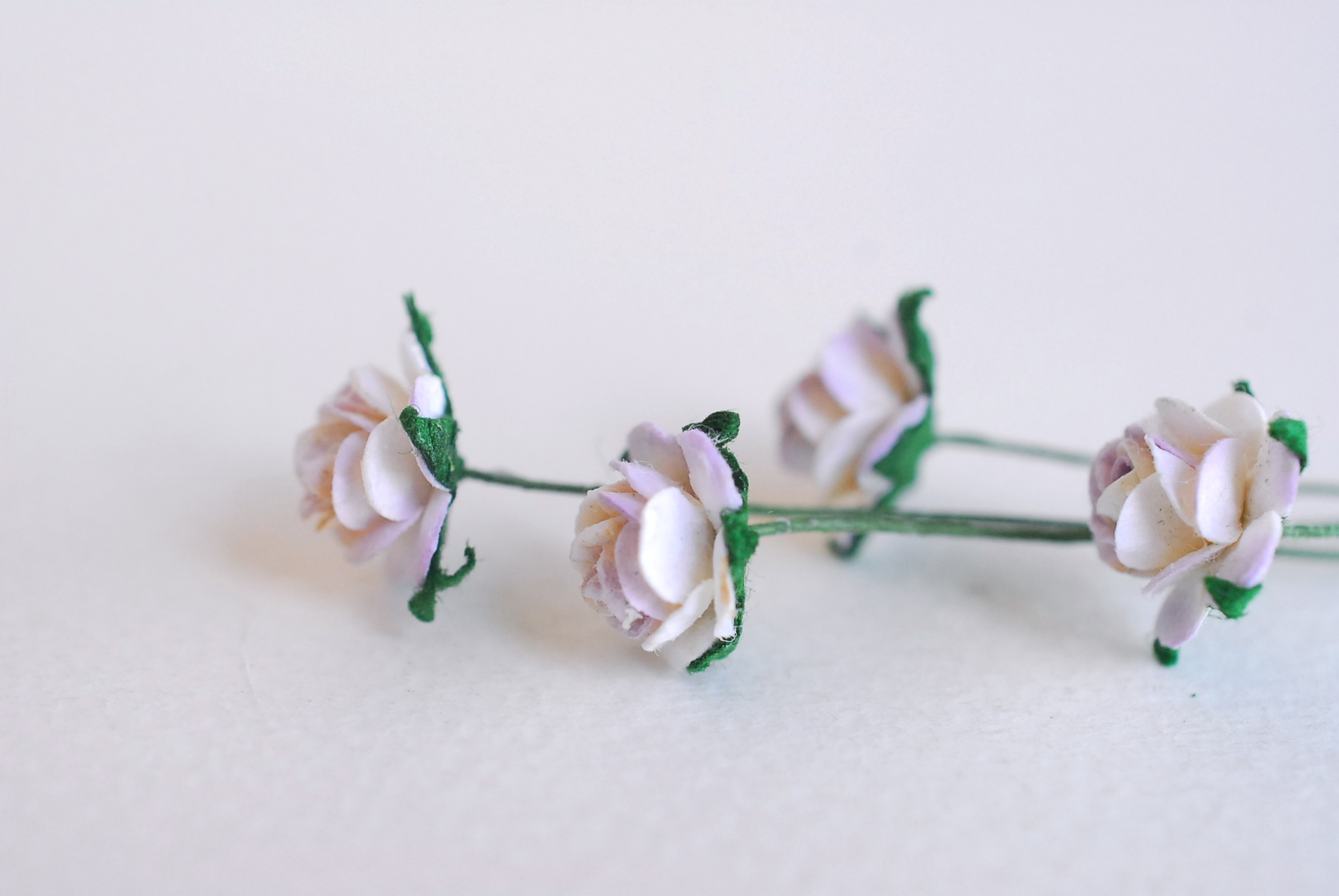 ดอกไม้กระดาษสา ดอกกุหลาบกระดาษ สำหรับตกแต่งของชำร่วย ดอกกุหลาบ ดอกกุหลาบสีแดง กระดาษสา สีม่วงอ่อนปัดขาวขนาด 1 cm. จำนวน 100 ดอก/1 ถุง