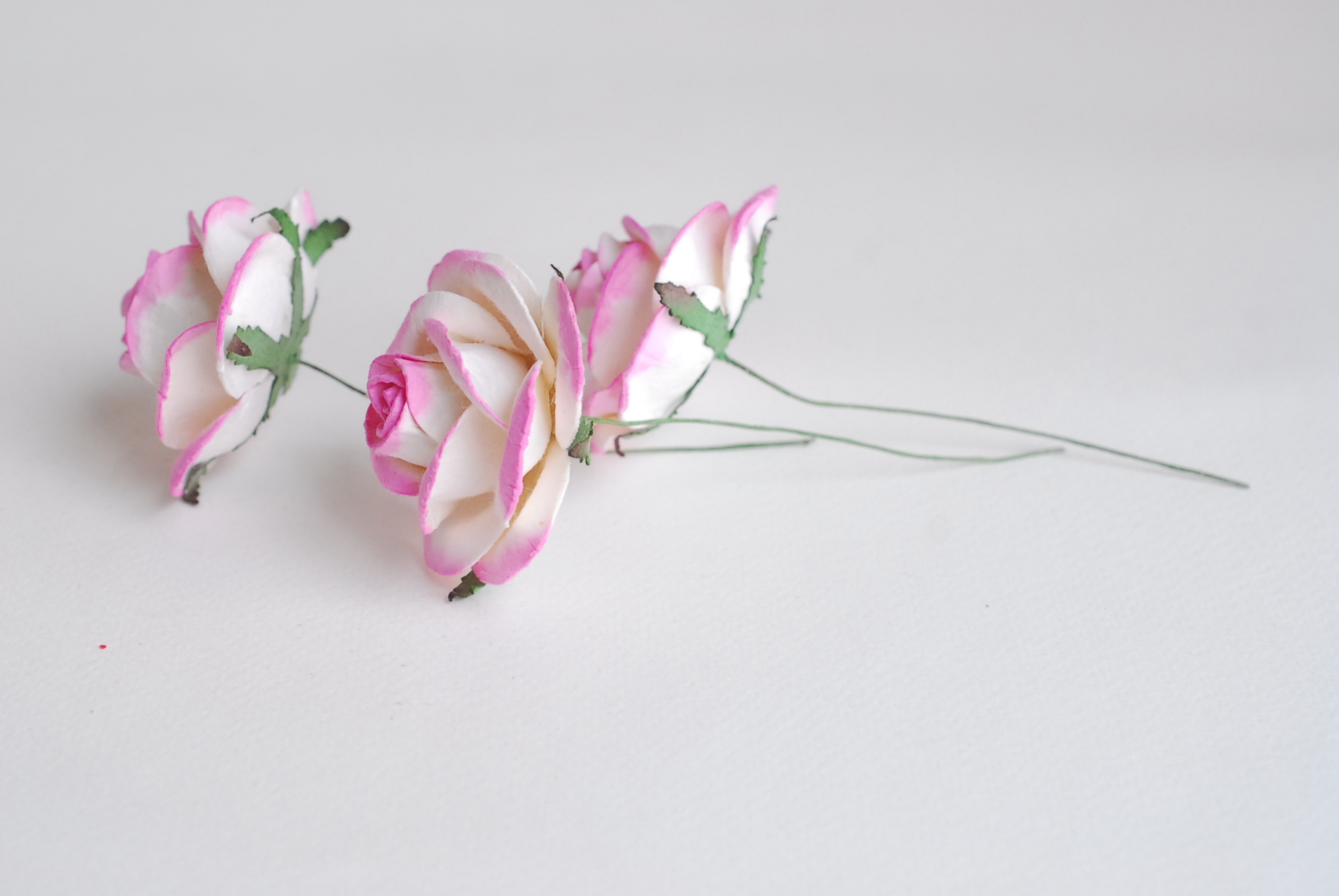 ดอกไม้กระดาษสา ดอกไม้กุหลาบกระดาษ ดอกไม้ประดิษฐ์ ดอกกุหลาบสีชมพูปัด งานแต่งงาน ตกแต่งของชำร่วย, งานแต่งงาน สีชมพูปัดขาว ขนา่ด 4.5 cm., Paper flower,20 Pieces mulberry rose, 4.5 cm. pink brush white color.