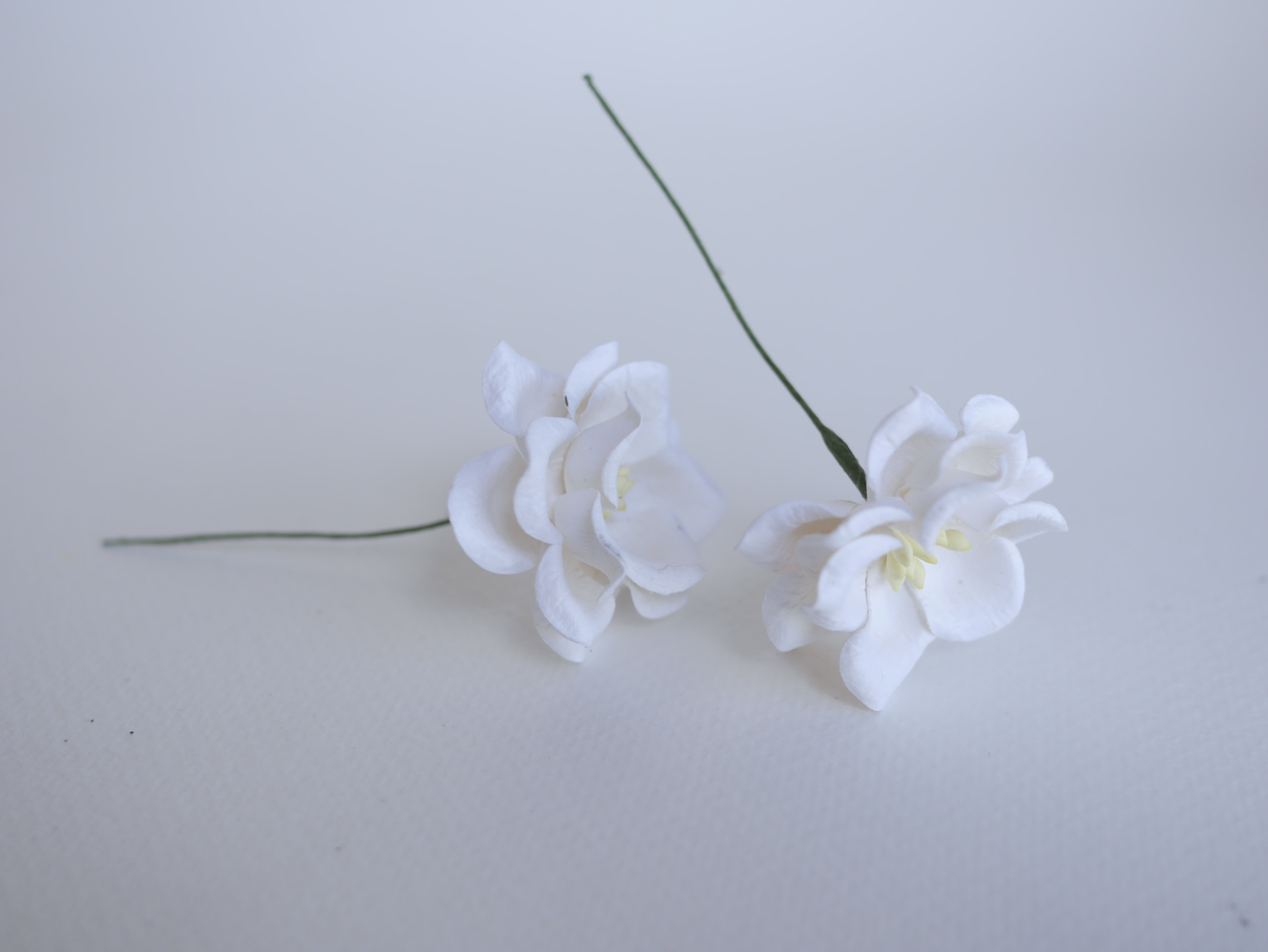 ดอกไม้กระดาษสา ดอกกุหลาบกระดาษสา ดอกไม้กุหลาบ กลีบโค้ง ดอกไม้ประดิษฐ์ สำหรับตกแต่ง หรืองานแต่งงาน สีขาว ขนาด 3.5 cm. จำนวน 25 ดอก เกสรสีครีม Paper flowers, handmade flowers, small roses paper size 3.5 cm. 25 pieces, white color,